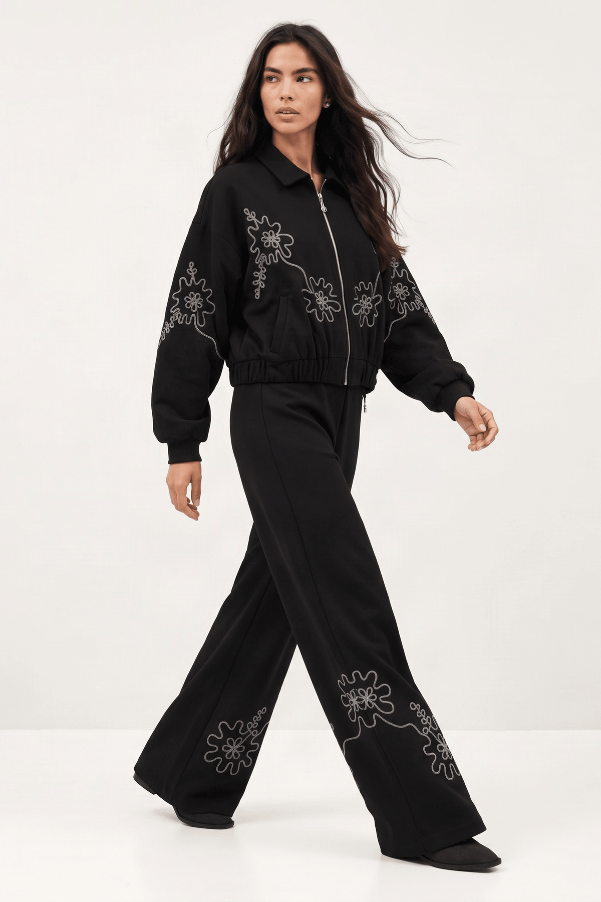 Chaqueta Bomber Negra en Scuba Modal con Bordado Floral – Lolitas&L - lolitasyl.com