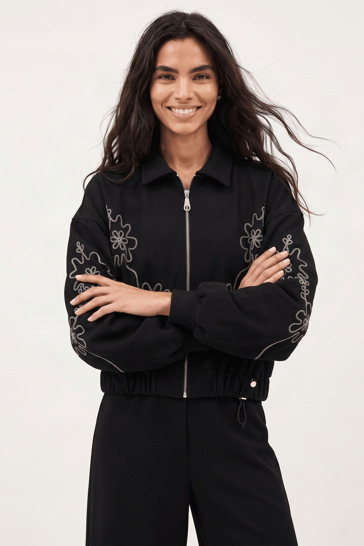 Chaqueta Bomber Negra en Scuba Modal con Bordado Floral – Lolitas&L - lolitasyl.com