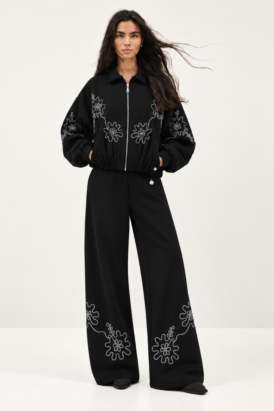 Chaqueta Bomber Negra en Scuba Modal con Bordado Floral – Lolitas&L