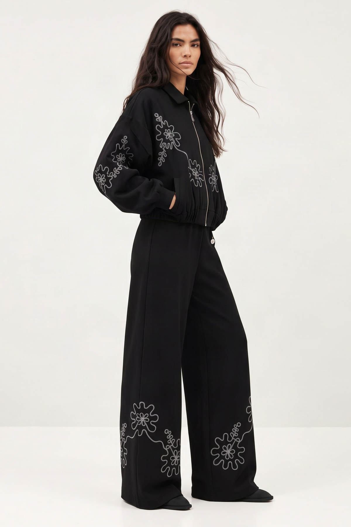 Chaqueta Bomber Negra en Scuba Modal con Bordado Floral – Lolitas&L