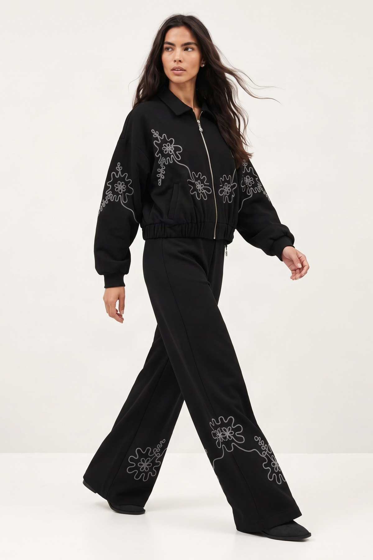 Chaqueta Bomber Negra en Scuba Modal con Bordado Floral – Lolitas&L