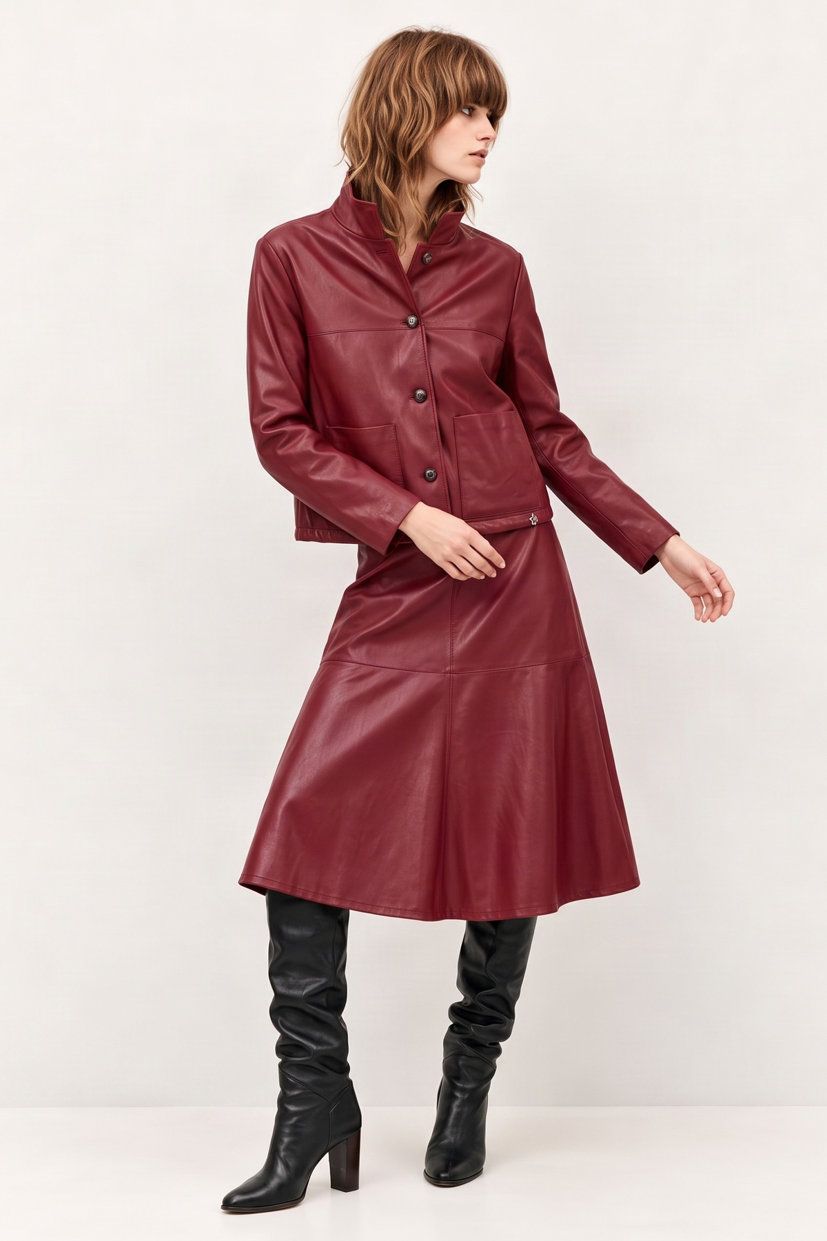Chaqueta Cropped de Ecopiel Rojo Cereza con Cuello Elevado y Botones – Lolitas&L