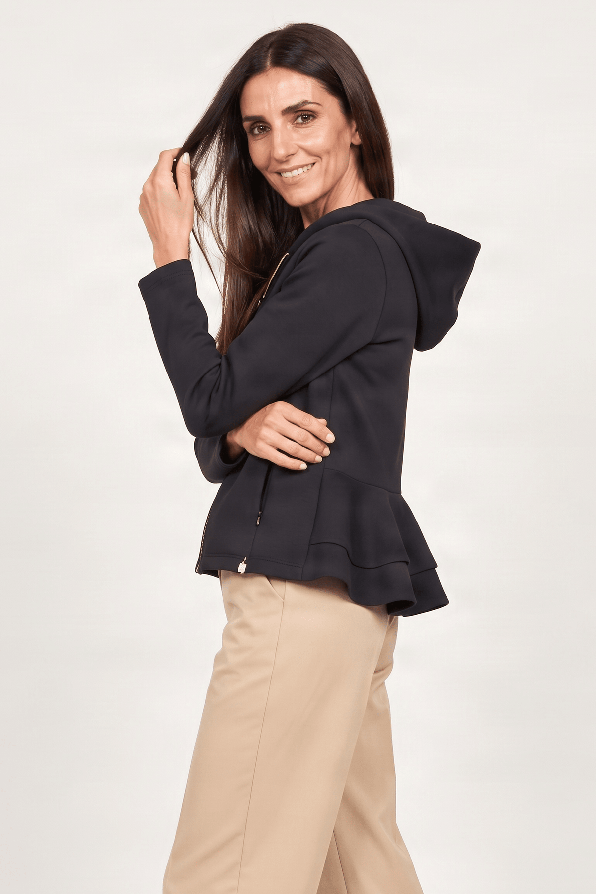 Chaqueta negra capucha con cremallera y manga larga Lolitas&L - lolitasyl.com