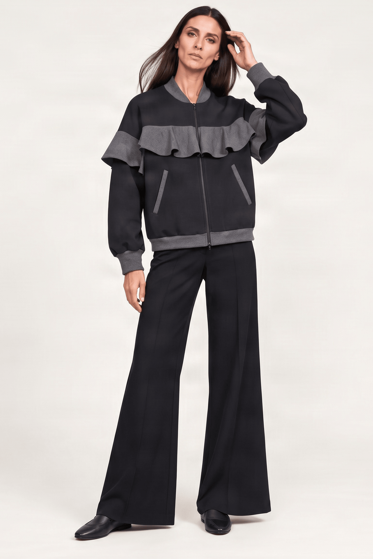 Chaqueta negra con cremallera y volantes Lolitas&L - lolitasyl.com