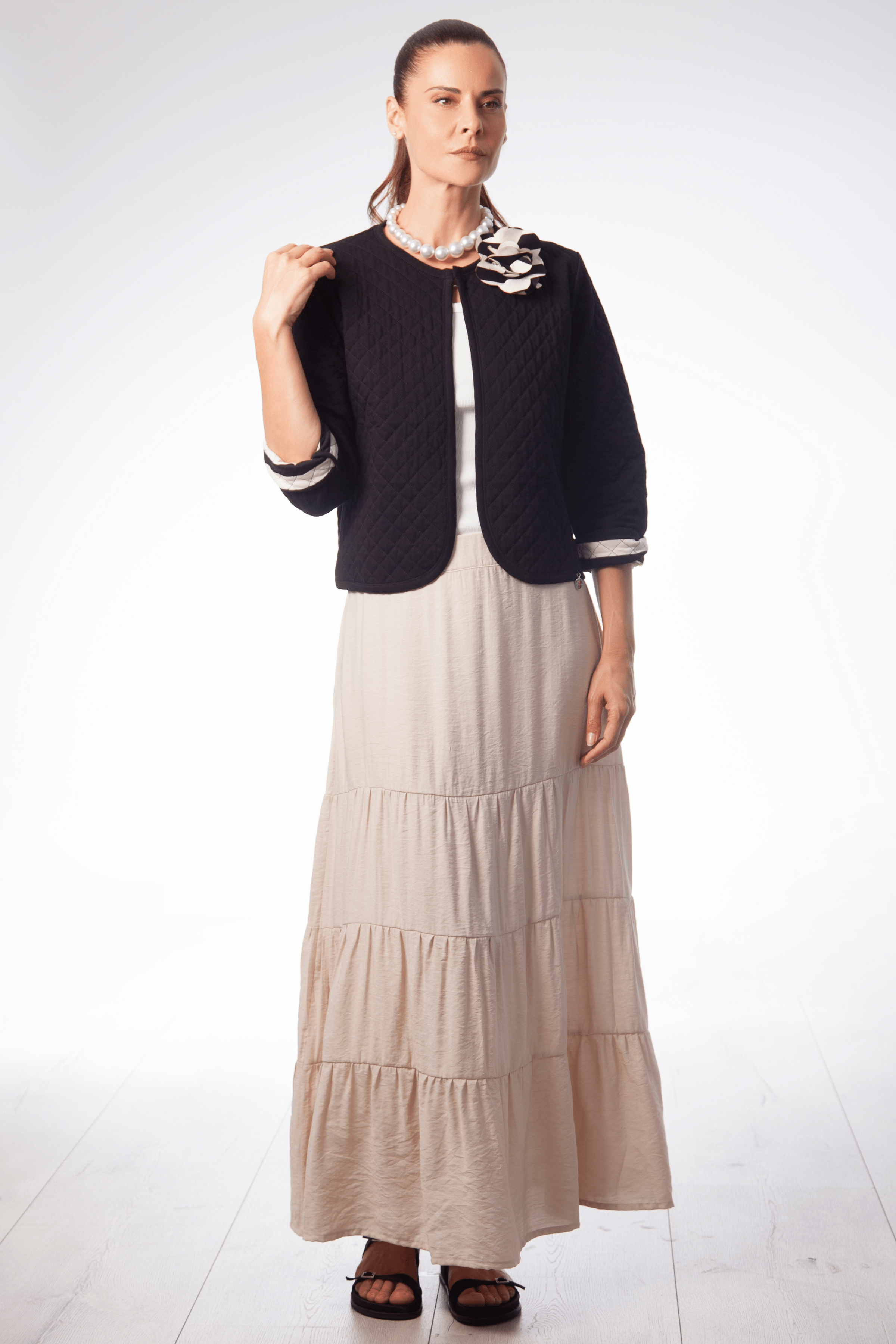 Chaqueta negra corta guateada aplicacion flor Lolitas&L - lolitasyl.com