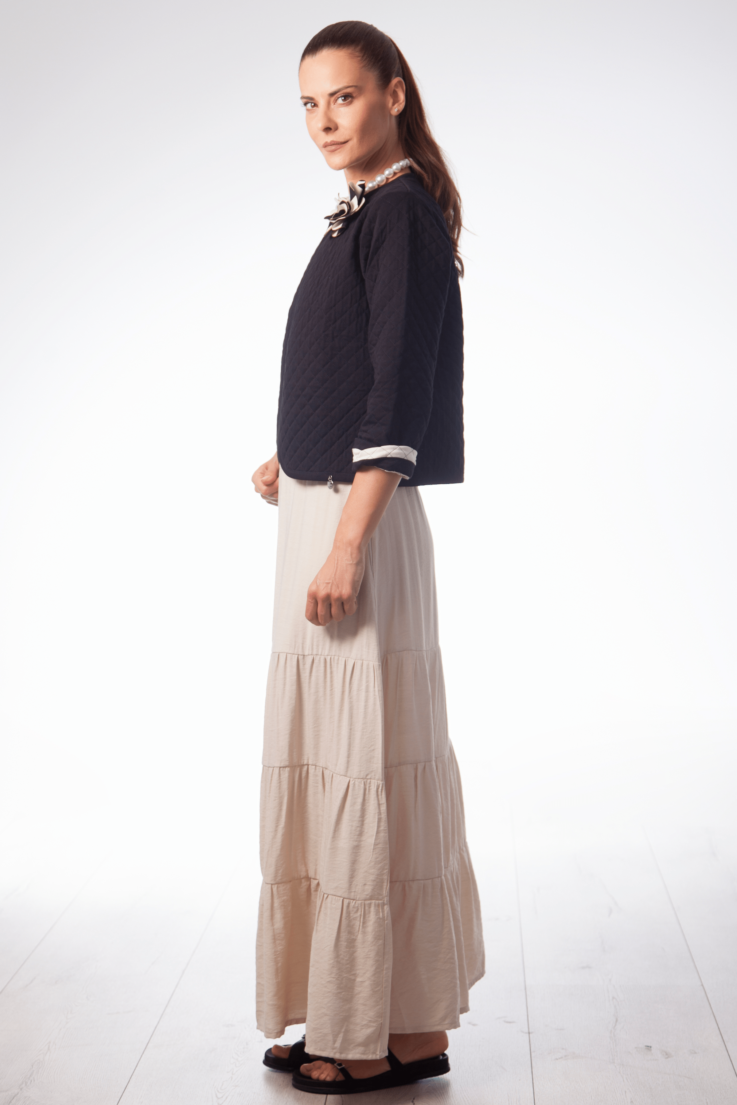 Chaqueta negra corta guateada aplicacion flor Lolitas&L - lolitasyl.com