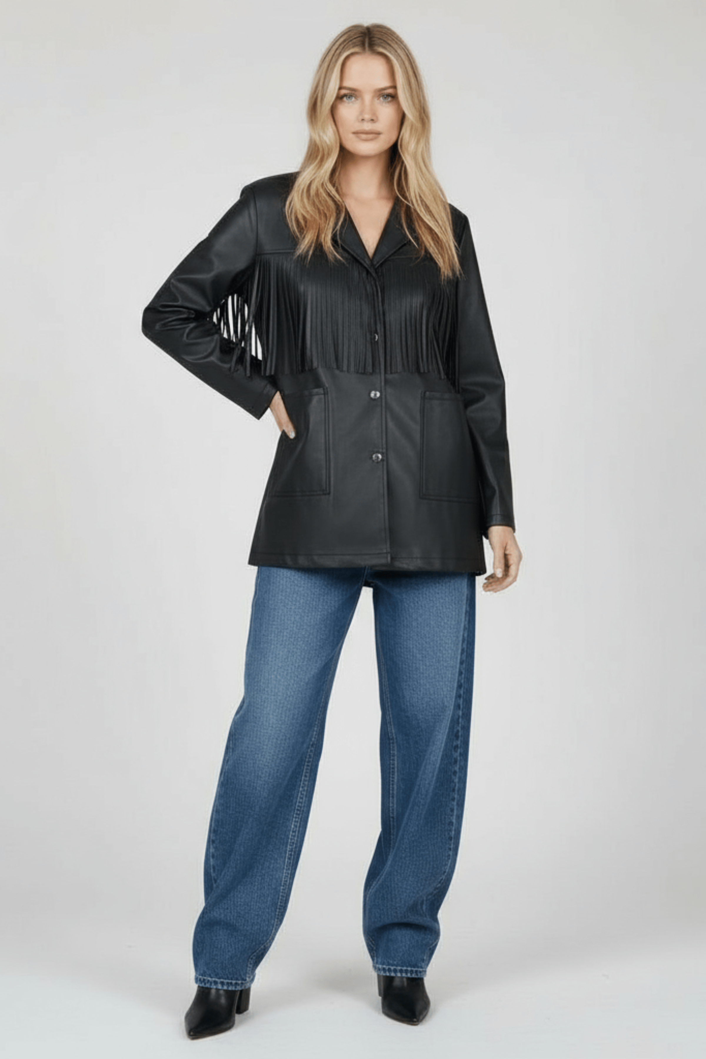 Chaqueta negra larga polipiel con flecos y bolsillos Lolitas&L - lolitasyl.com