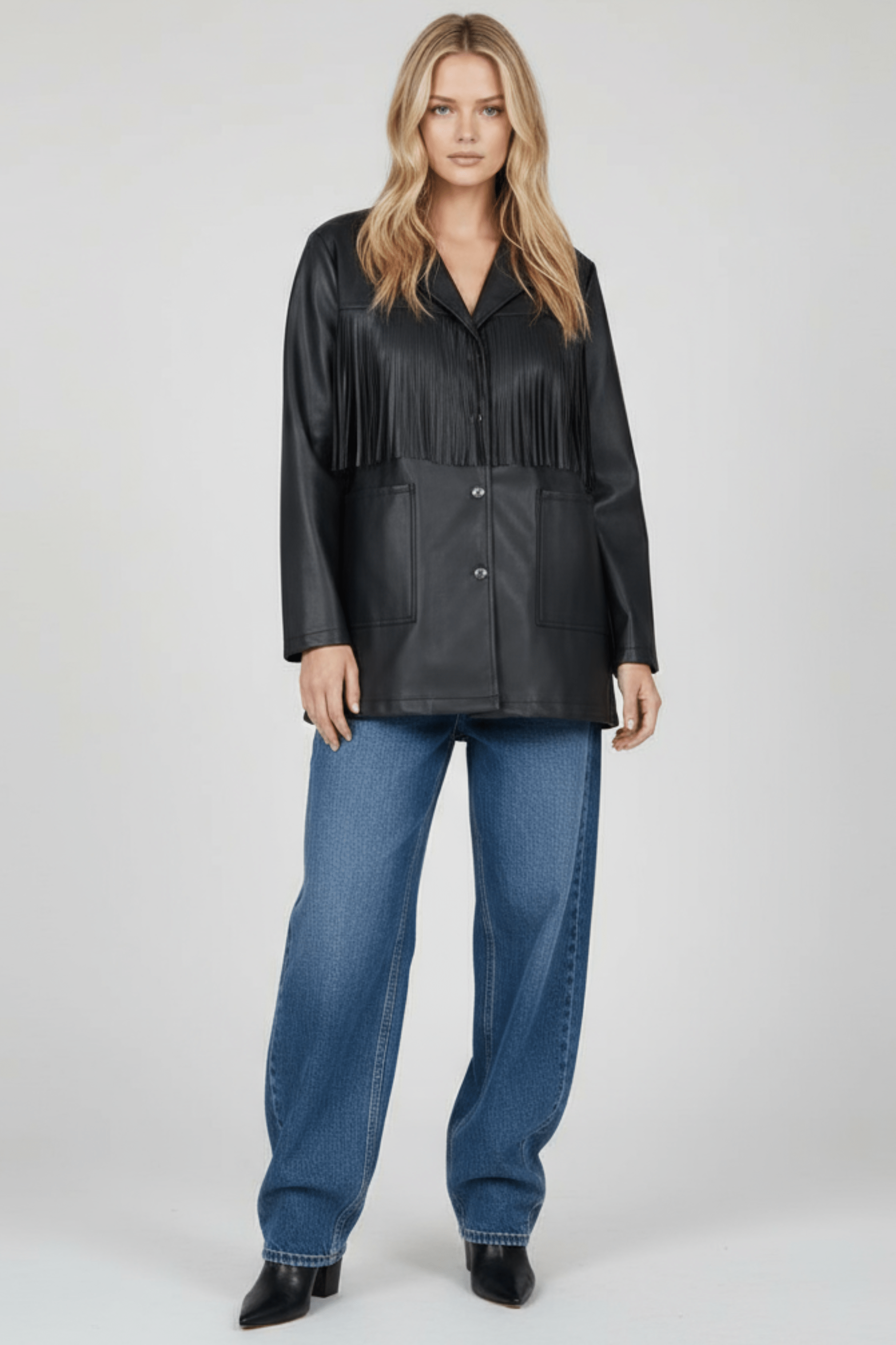 Chaqueta negra larga polipiel con flecos y bolsillos Lolitas&L - lolitasyl.com