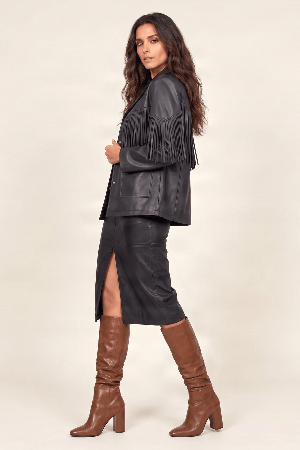 Chaqueta negra larga polipiel con flecos y bolsillos Lolitas&L - lolitasyl.com