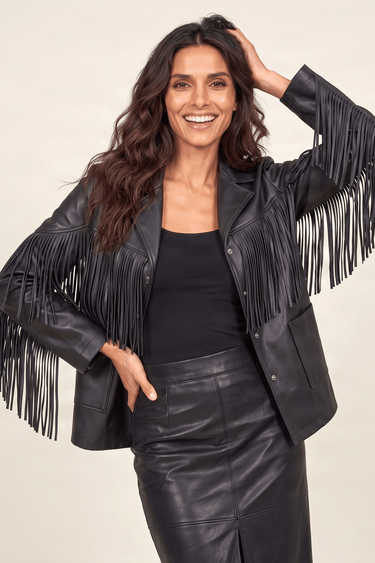 Chaqueta negra larga polipiel con flecos y bolsillos Lolitas&L - lolitasyl.com