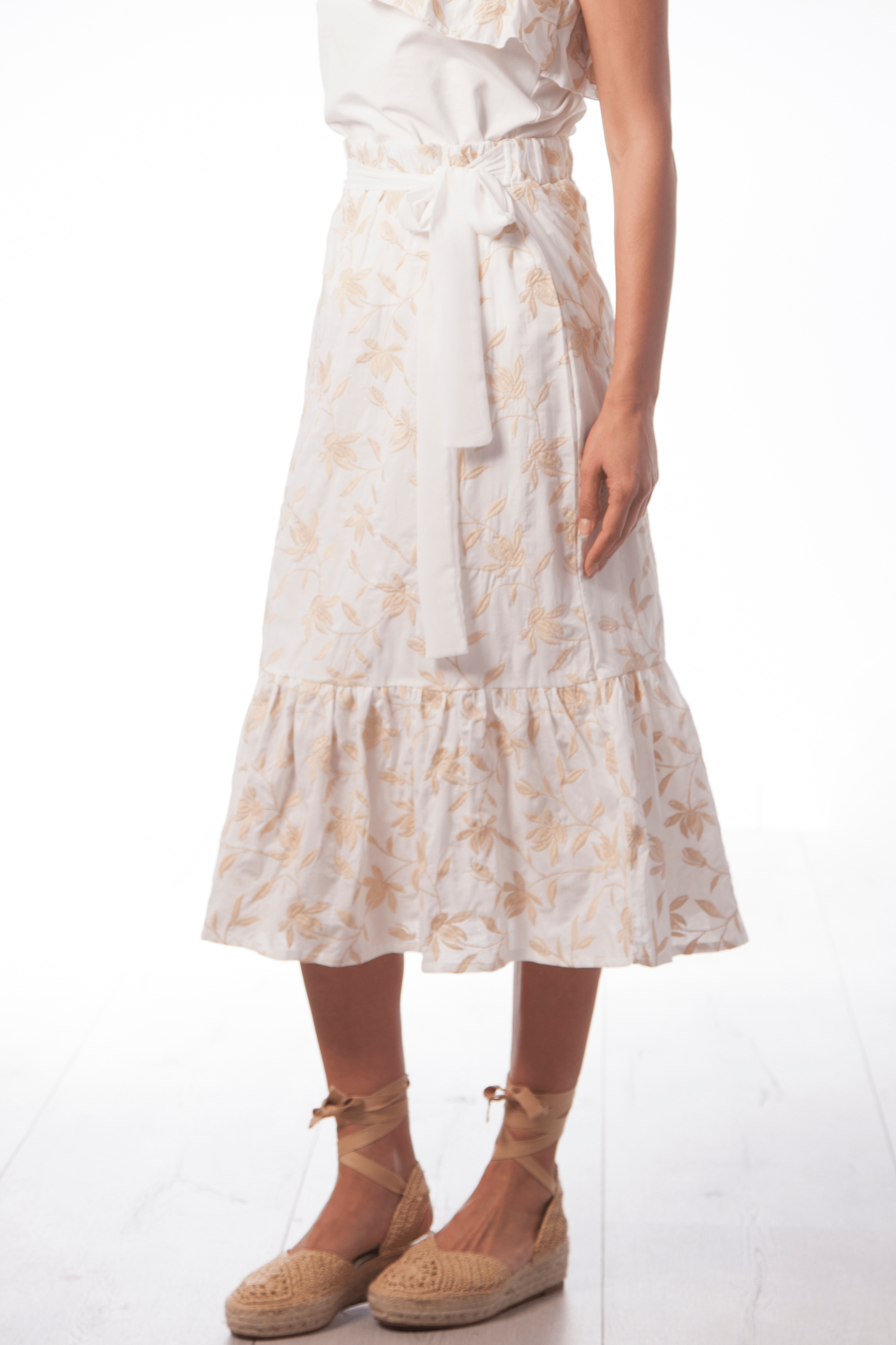 Falda blanca anudada con bordado en contraste Lolitas&L - lolitasyl.com