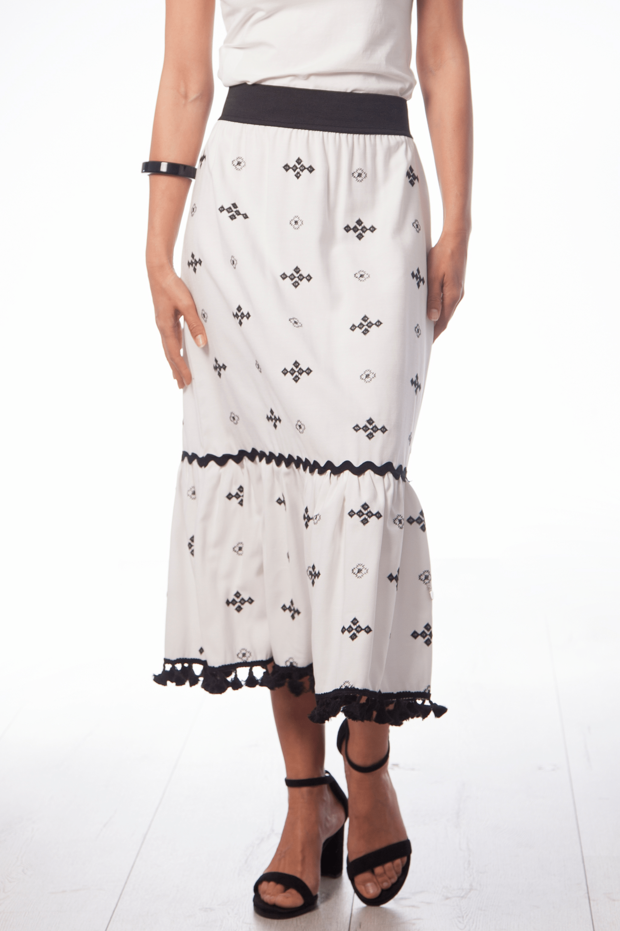 Falda blanca larga bordada y pasamaneria Lolitas&L - lolitasyl.com