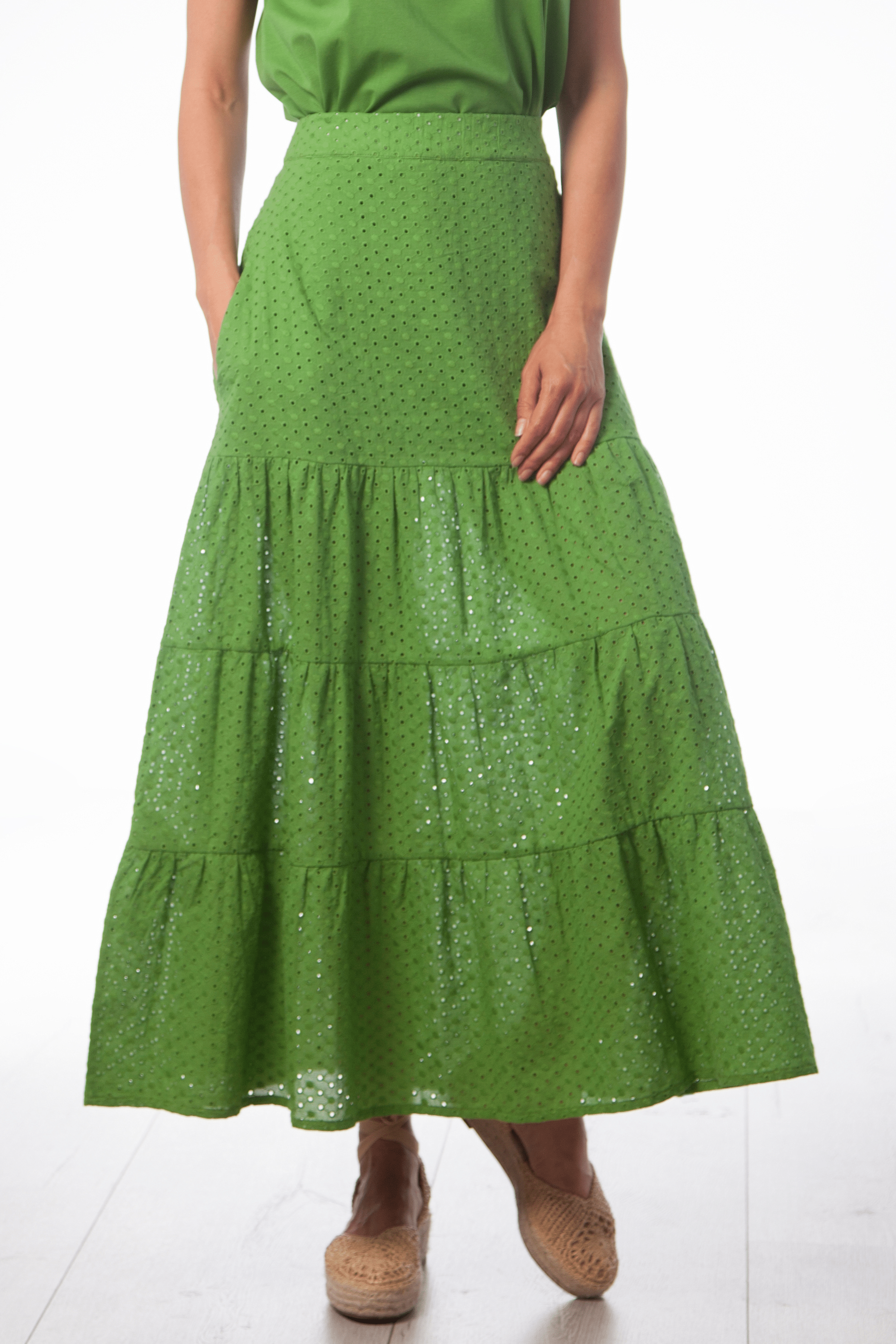 Falda larga verde en bordado ingles con cortes Lolitas&L - lolitasyl.com