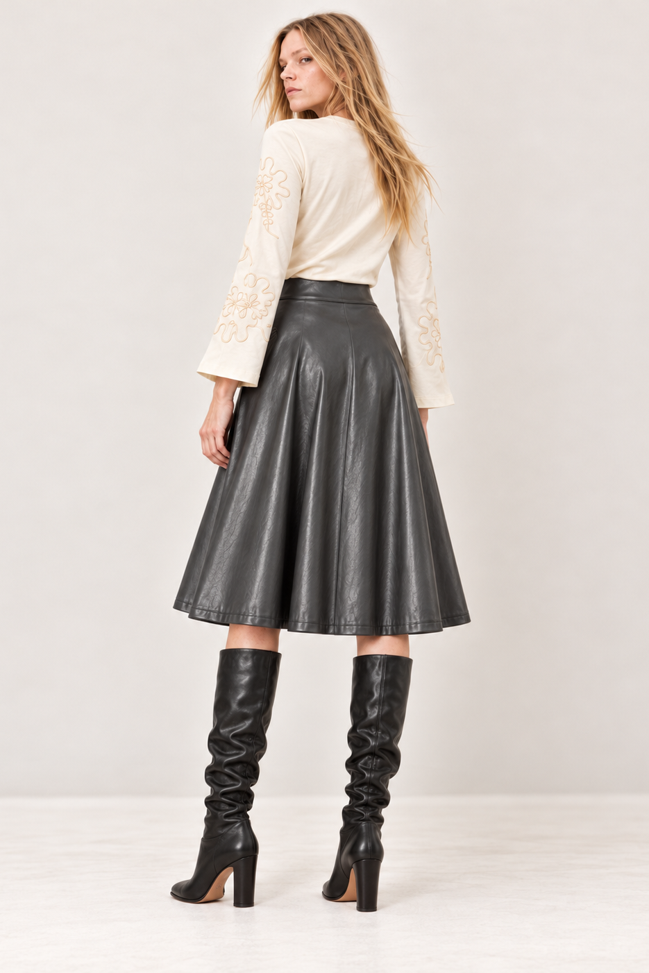 Falda Midi Evasé Verde Militar en Efecto Piel con Cintura Limpia y Vuelo Amplio – Lolitas&L