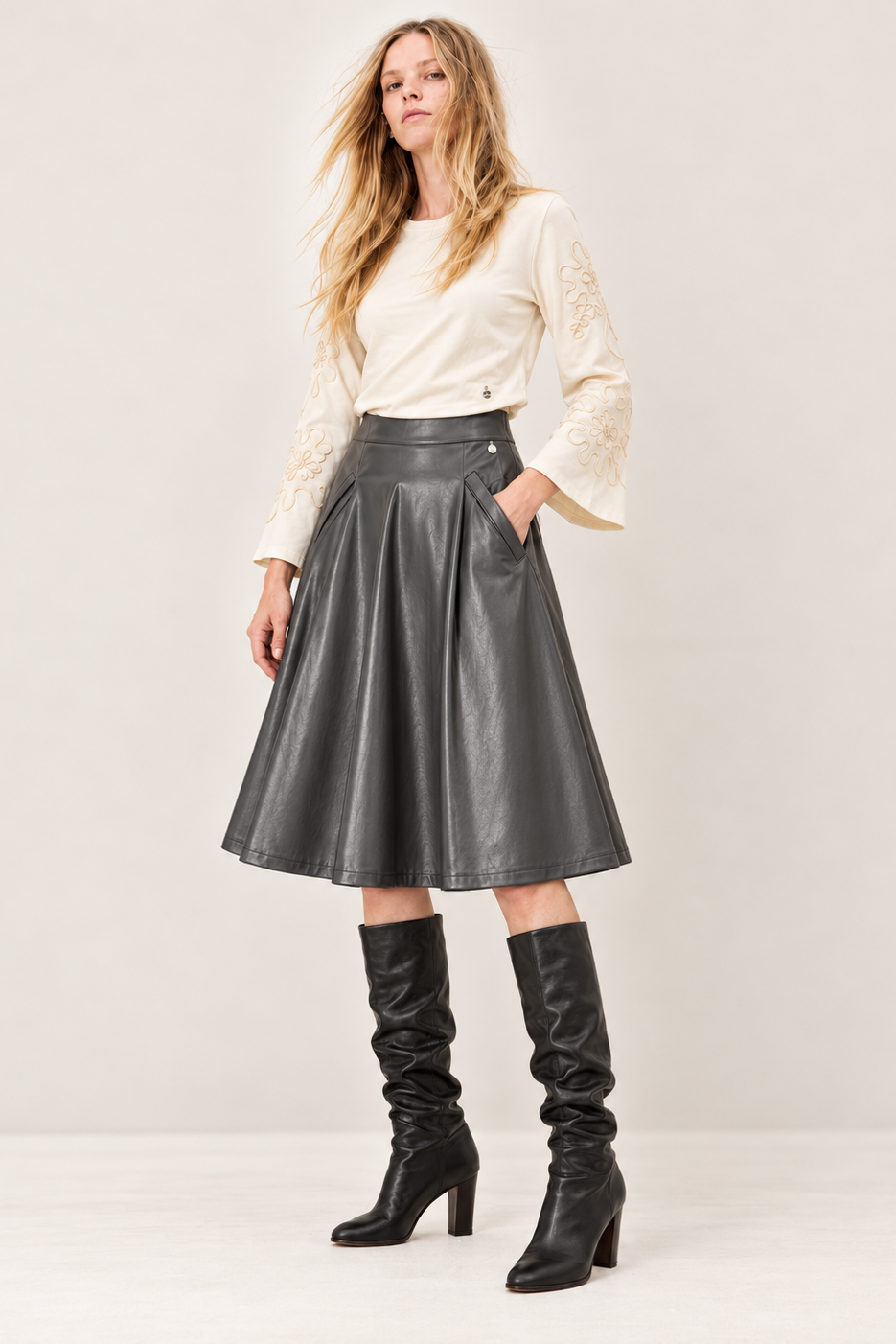 Falda Midi Evasé Verde Militar en Efecto Piel con Cintura Limpia y Vuelo Amplio – Lolitas&L