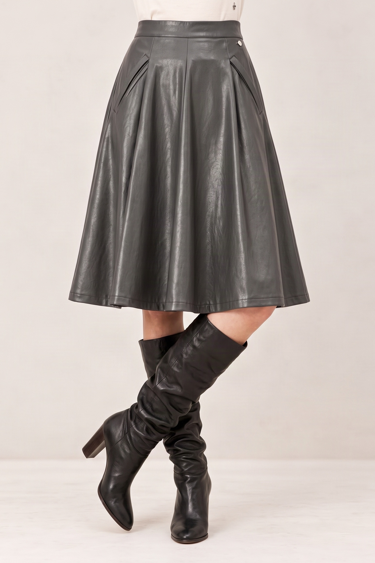 Falda Midi Evasé Verde Militar en Efecto Piel con Cintura Limpia y Vuelo Amplio – Lolitas&L