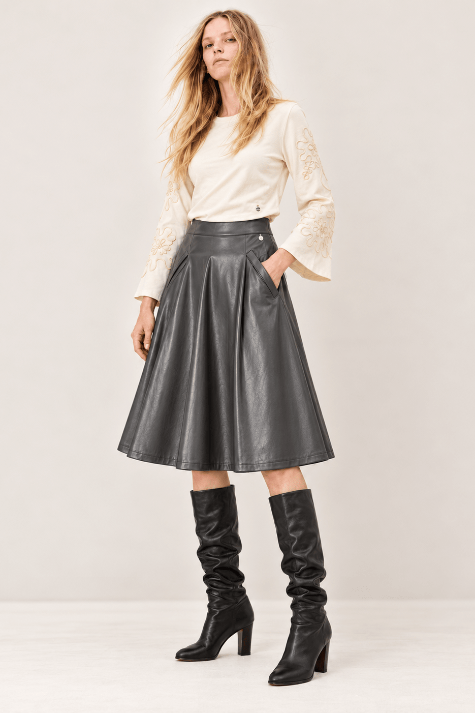 Falda Midi Evasé Verde Militar en Efecto Piel con Cintura Limpia y Vuelo Amplio – Lolitas&L - lolitasyl.com