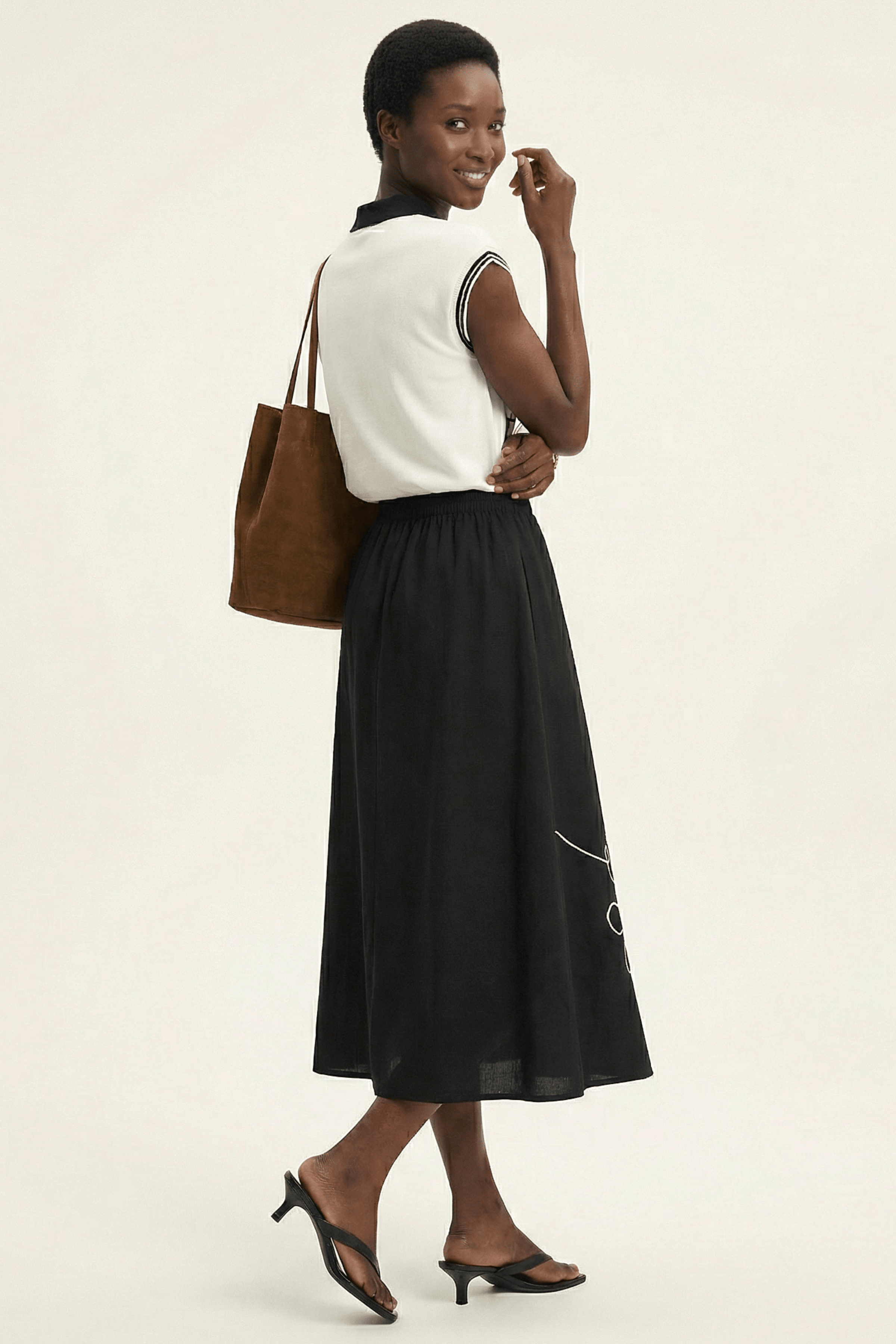 Falda negra larga con goma y flor bordada Lolitas&L - lolitasyl.com