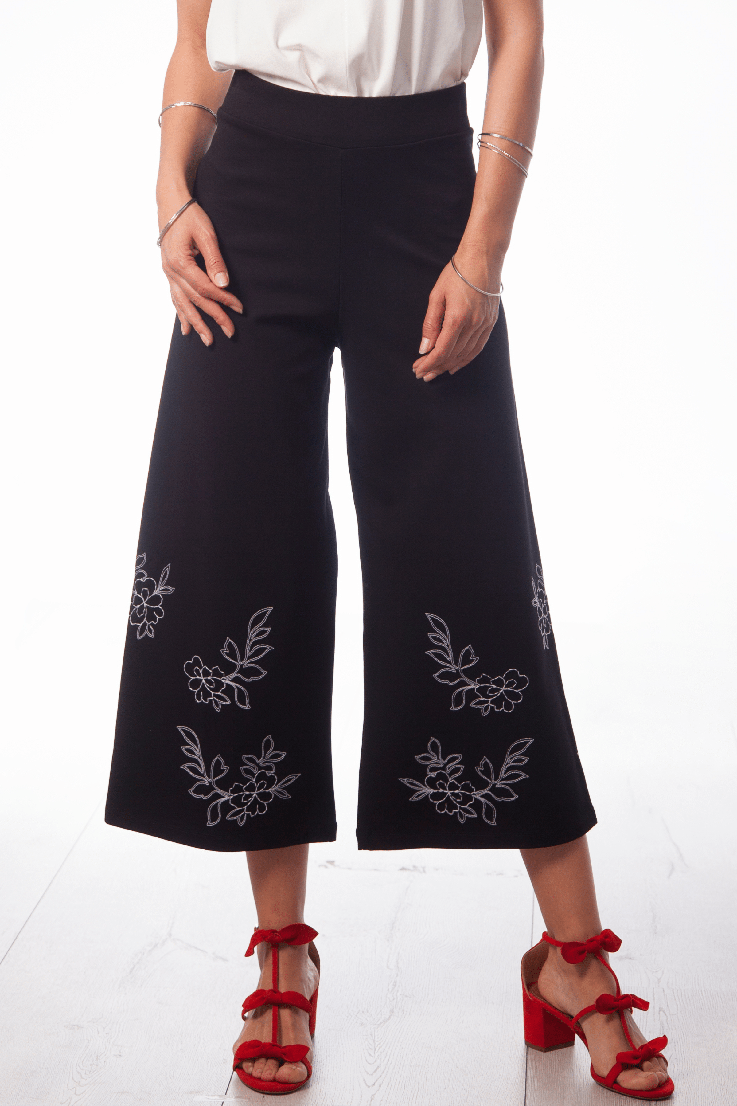 Pantalon negro acampanado con bordado flor en contraste blanco Lolitas&L - lolitasyl.com