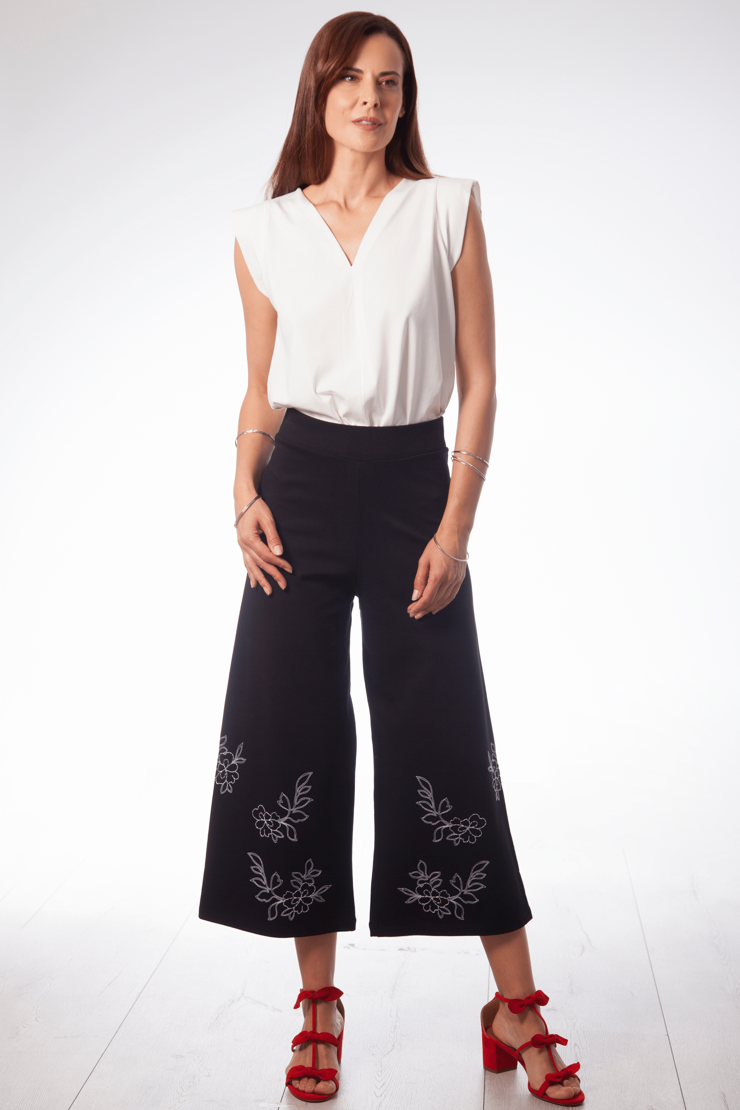 Pantalon negro acampanado con bordado flor en contraste blanco Lolitas&L - lolitasyl.com