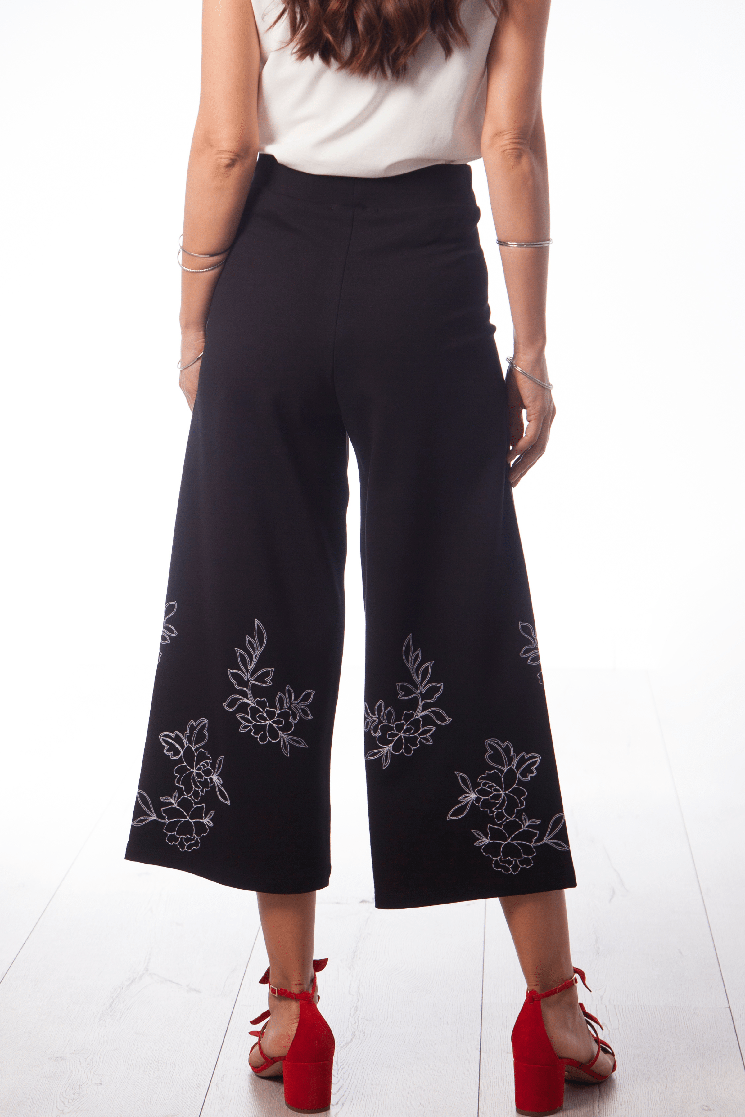 Pantalon negro acampanado con bordado flor en contraste blanco Lolitas&L - lolitasyl.com