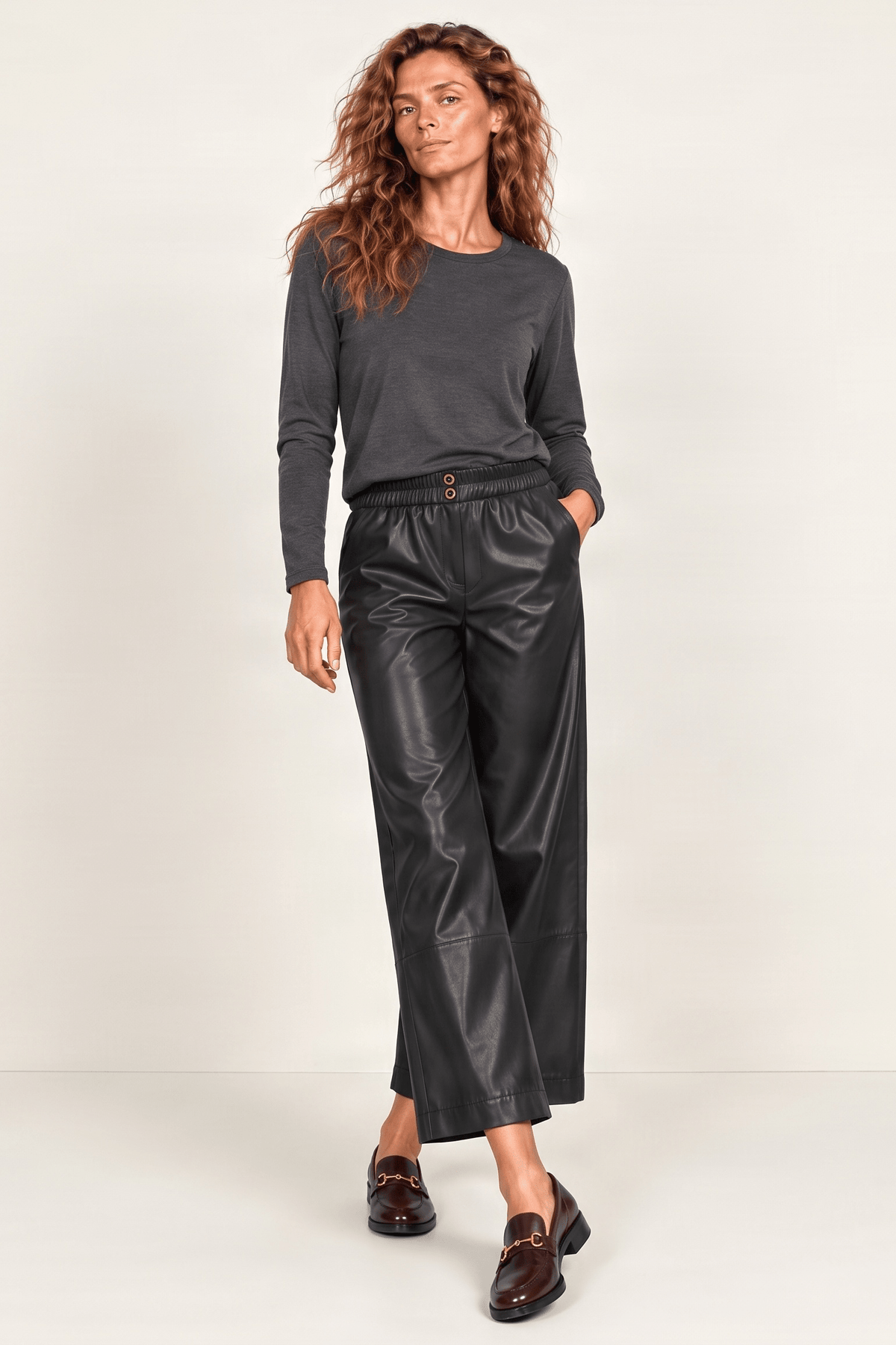 Pantalon negro de polipiel ancho con corte Lolitas&L - lolitasyl.com