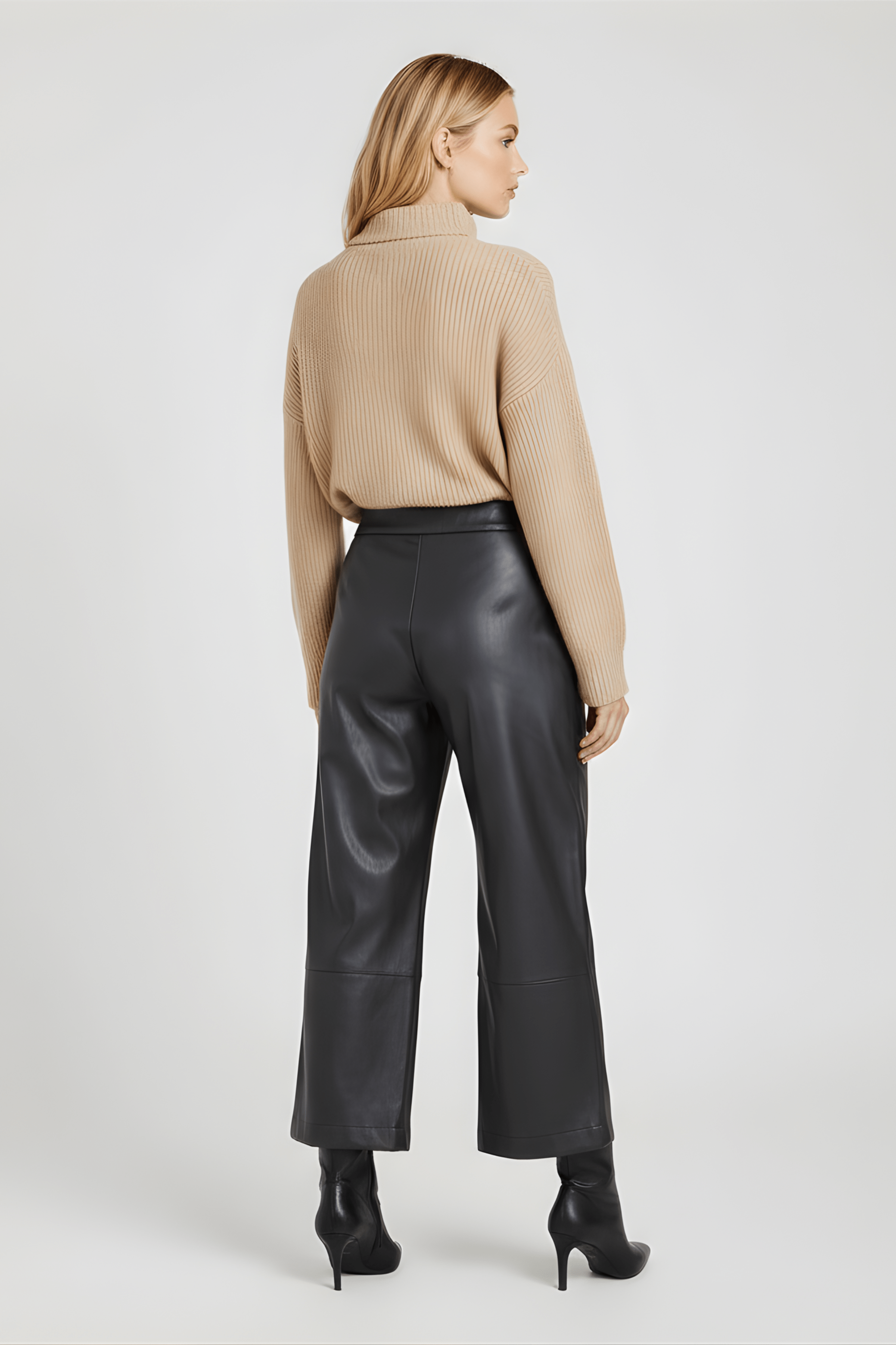 Pantalon negro de polipiel ancho con corte Lolitas&L - lolitasyl.com