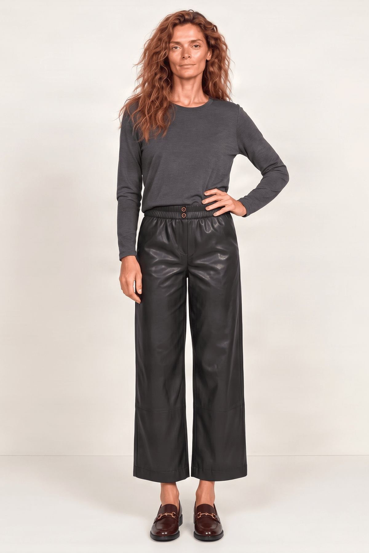 Pantalon negro de polipiel ancho con corte Lolitas&L - lolitasyl.com