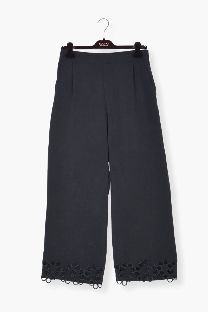 Pantalón Preloved negro pinzas con bordado calado LolitasyL - lolitasyl.com