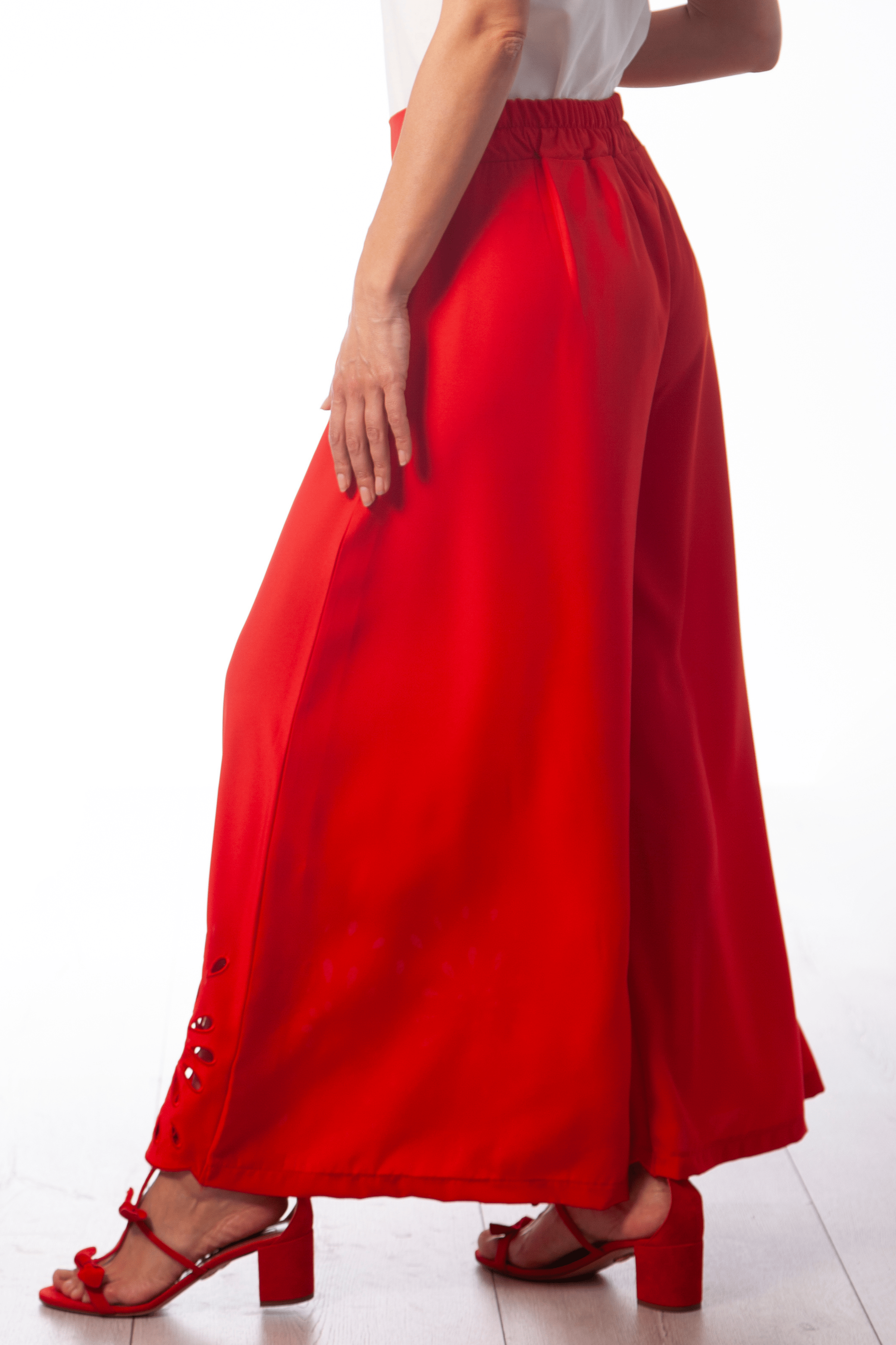 Pantalon rojo campana con bordado calado Lolitas&L - lolitasyl.com