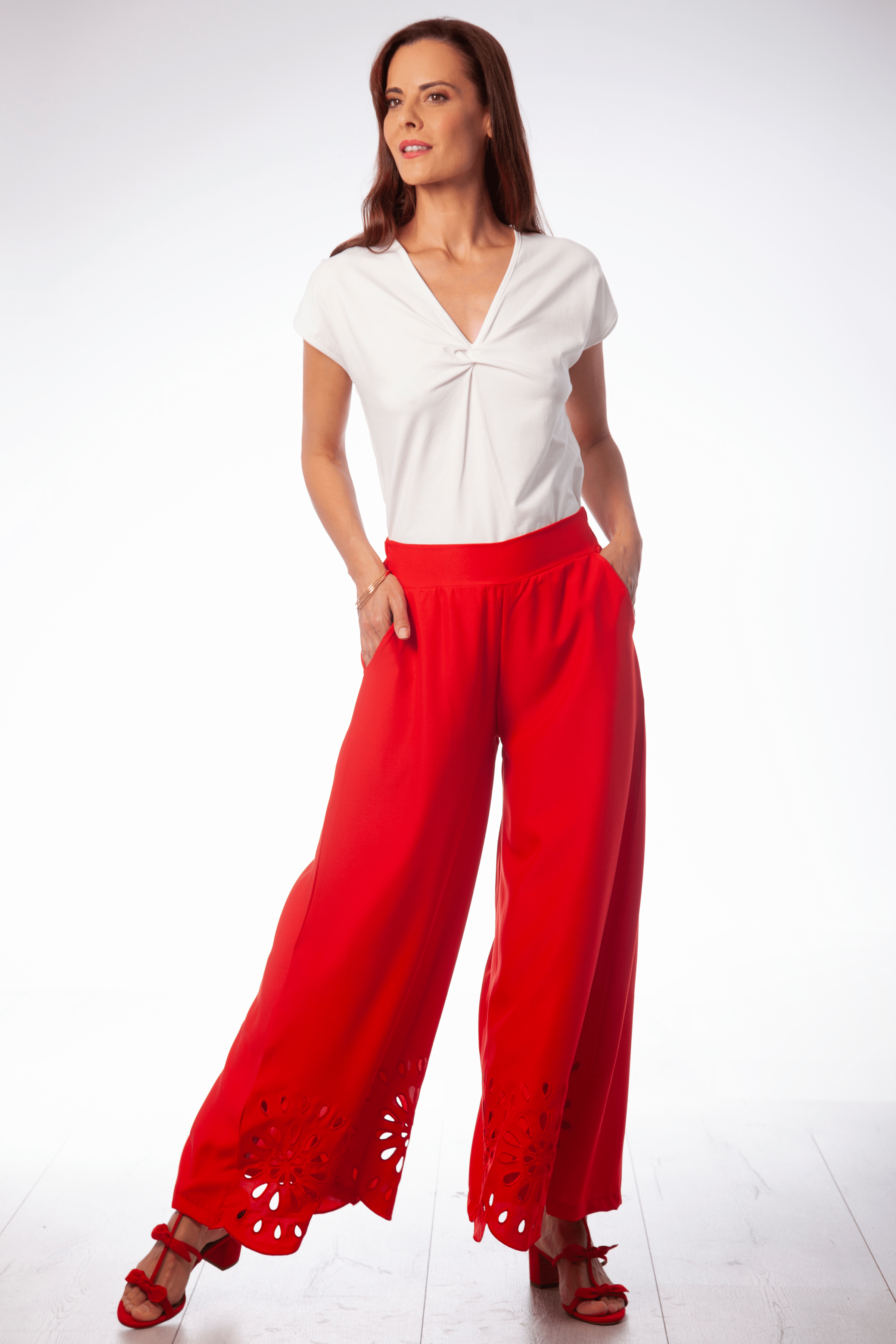 Pantalon rojo campana con bordado calado Lolitas&L - lolitasyl.com