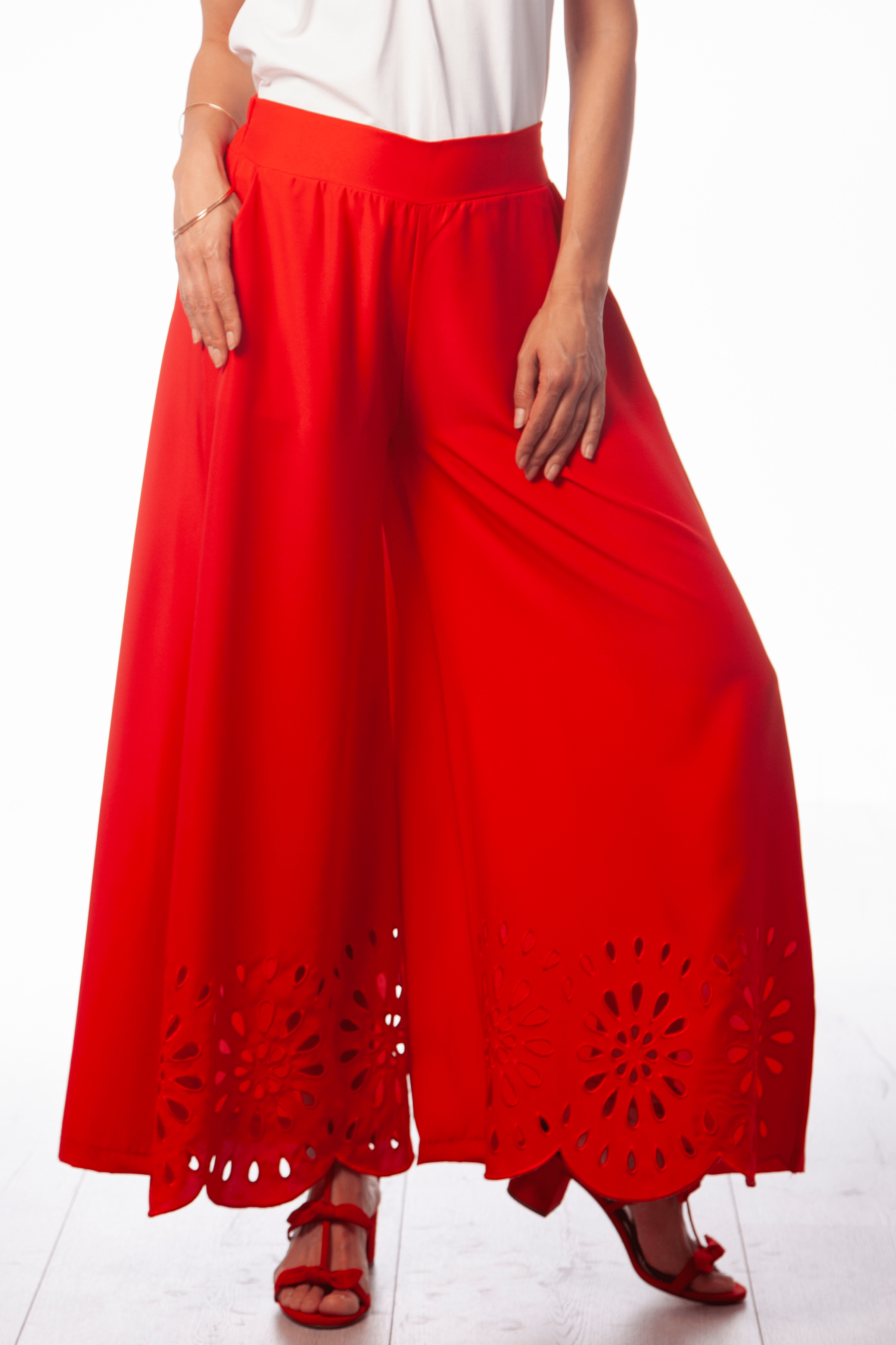 Pantalon rojo campana con bordado calado Lolitas&L - lolitasyl.com