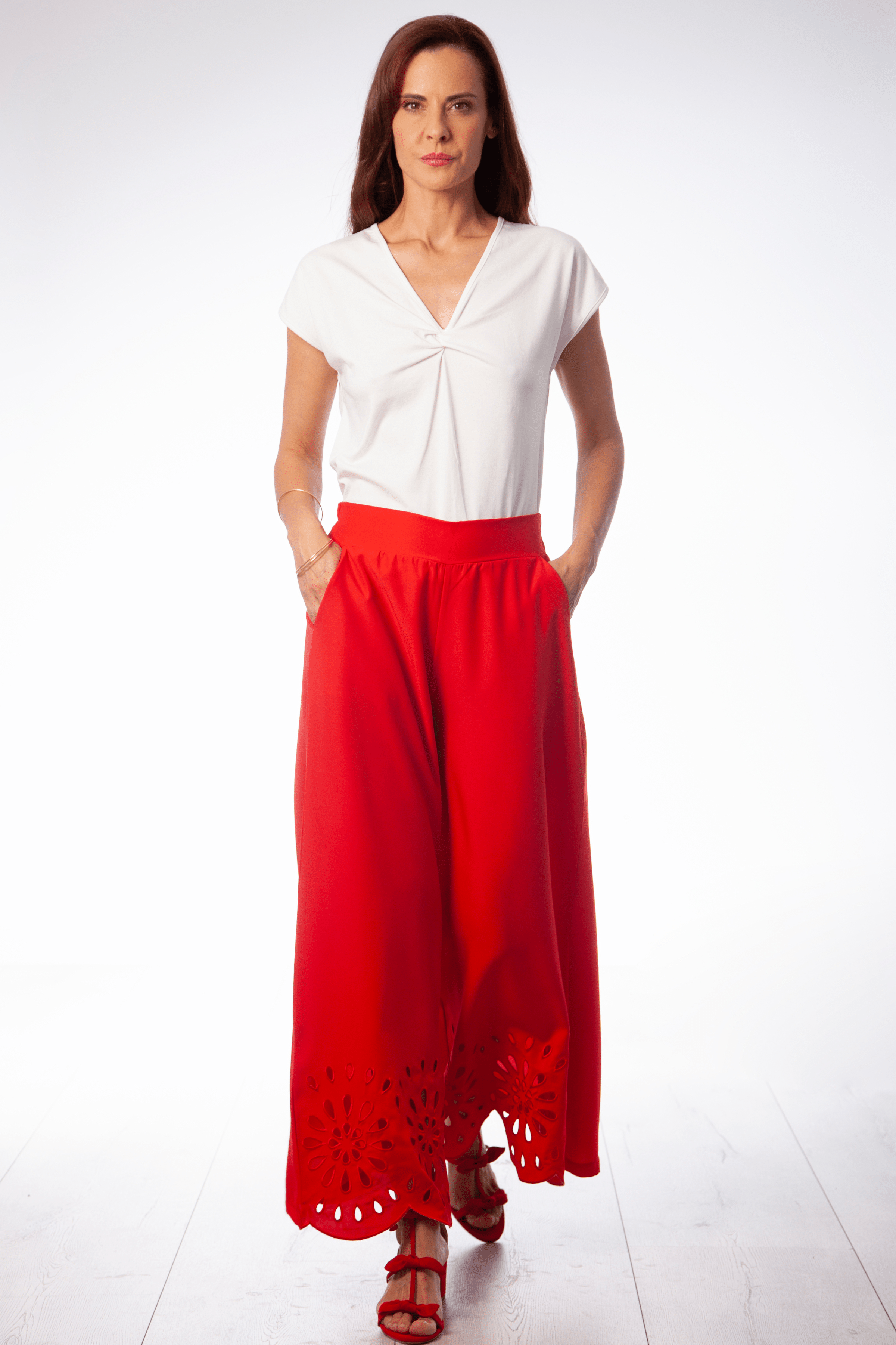 Pantalon rojo campana con bordado calado Lolitas&L - lolitasyl.com
