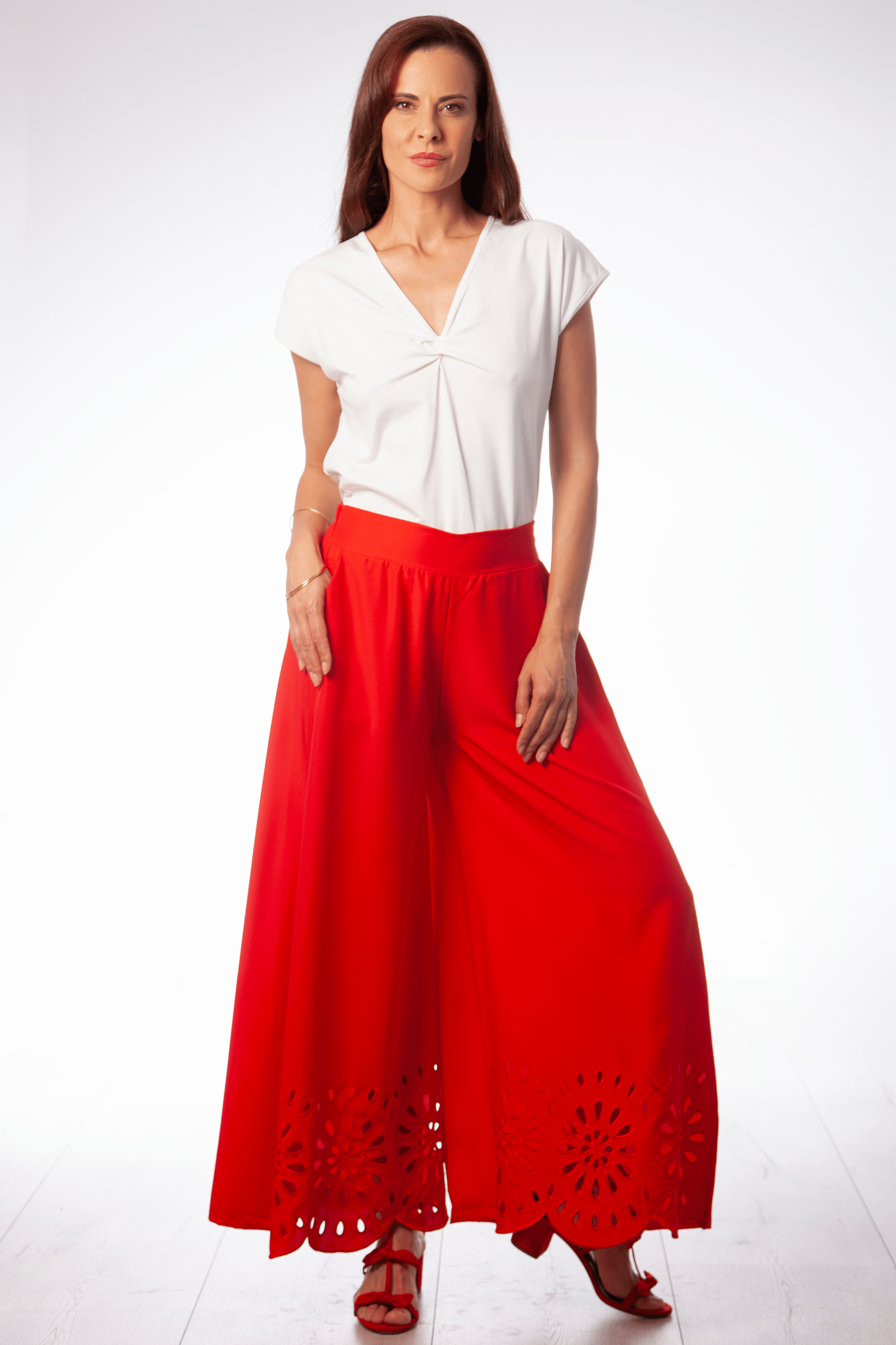 Pantalon rojo campana con bordado calado Lolitas&L - lolitasyl.com