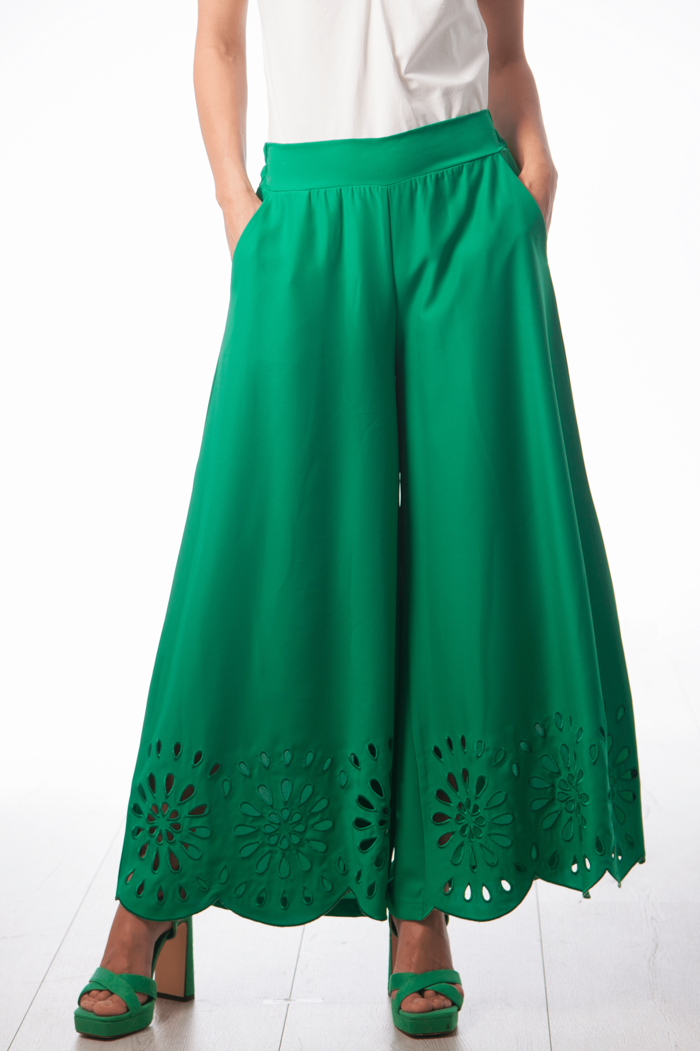 Pantalon verde campana con bordado calado Lolitas&L - lolitasyl.com