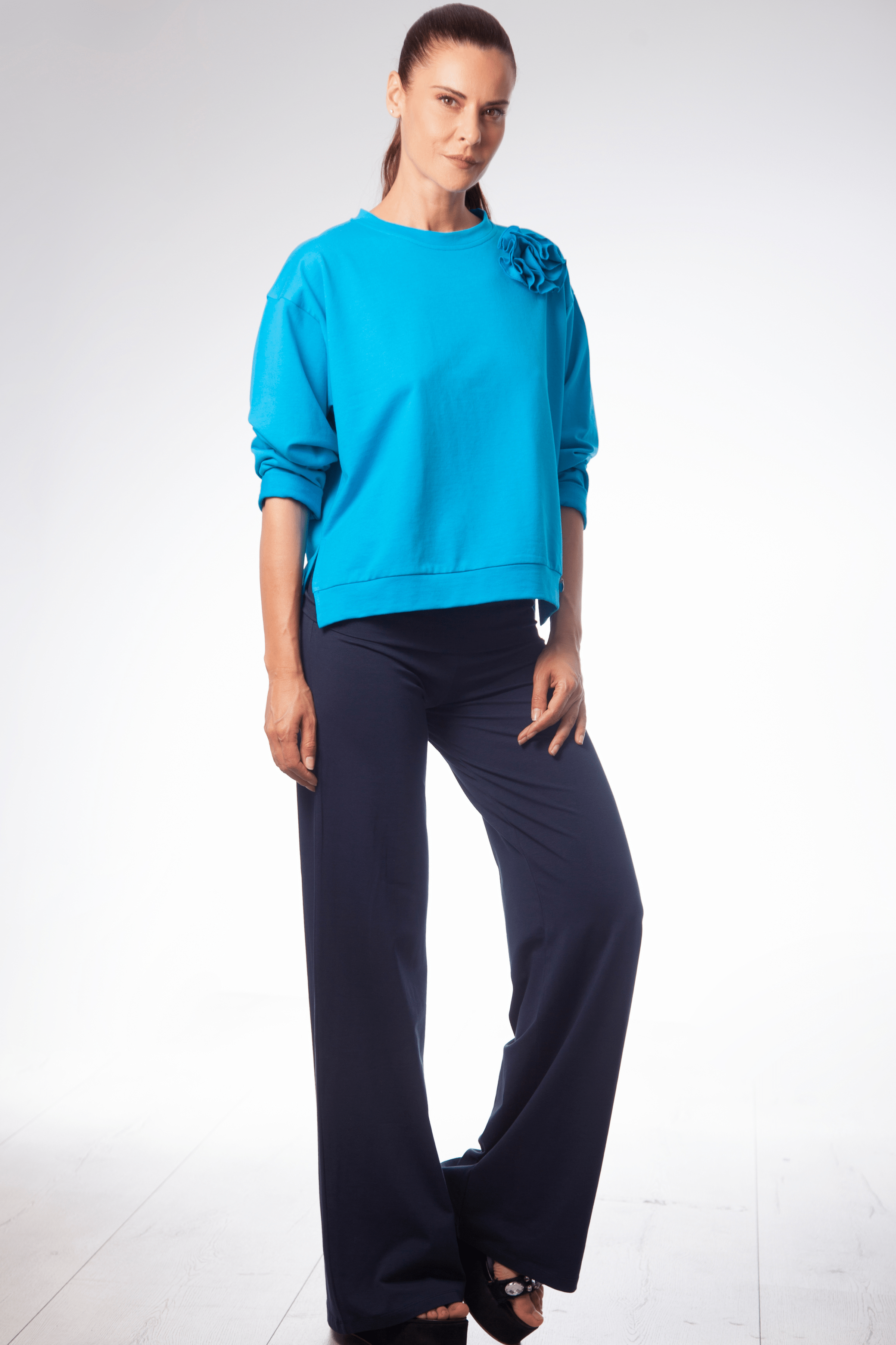 Sudadera azul turquesa con flor en el hombro Lolitas&L - lolitasyl.com