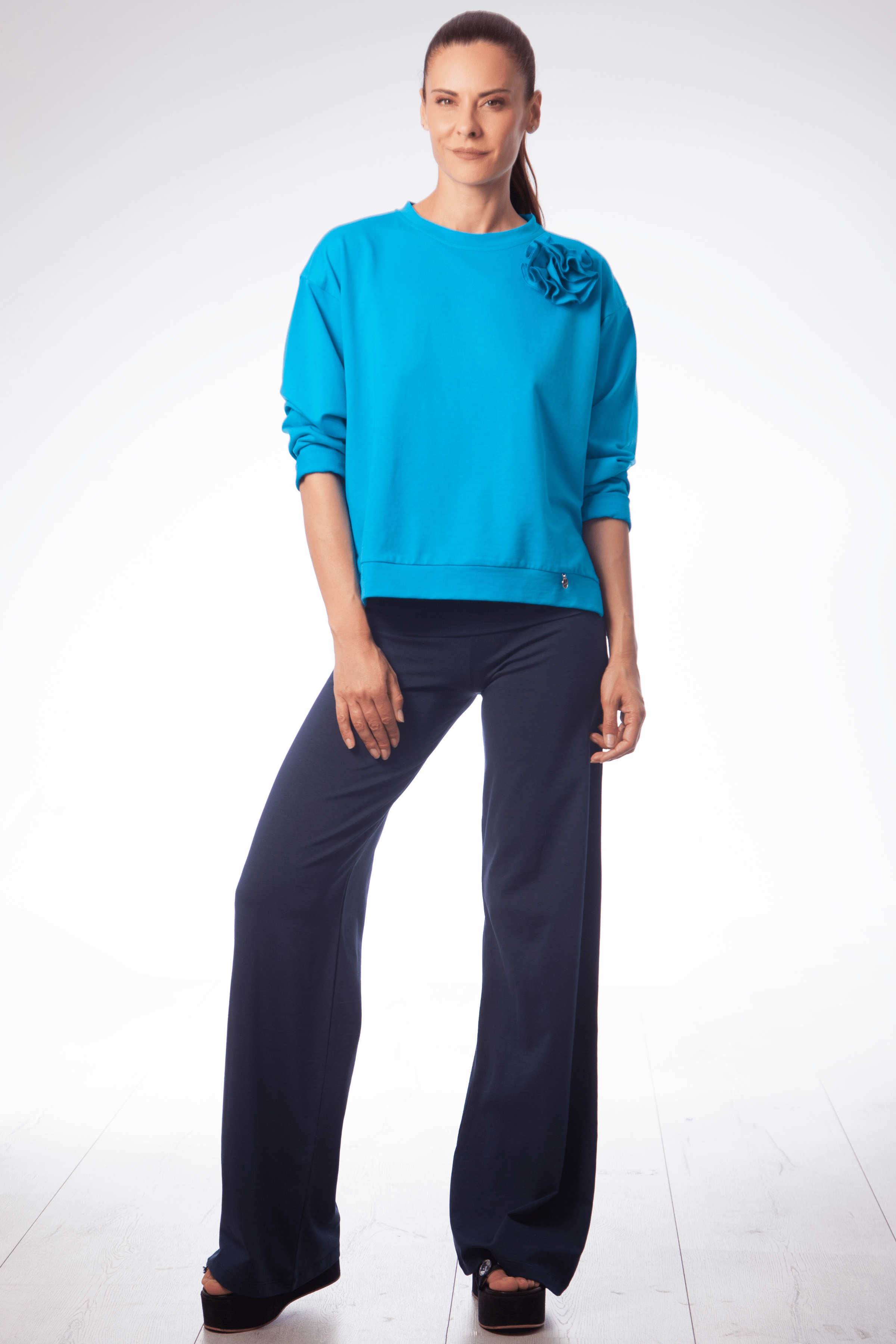 Sudadera azul turquesa con flor en el hombro Lolitas&L - lolitasyl.com