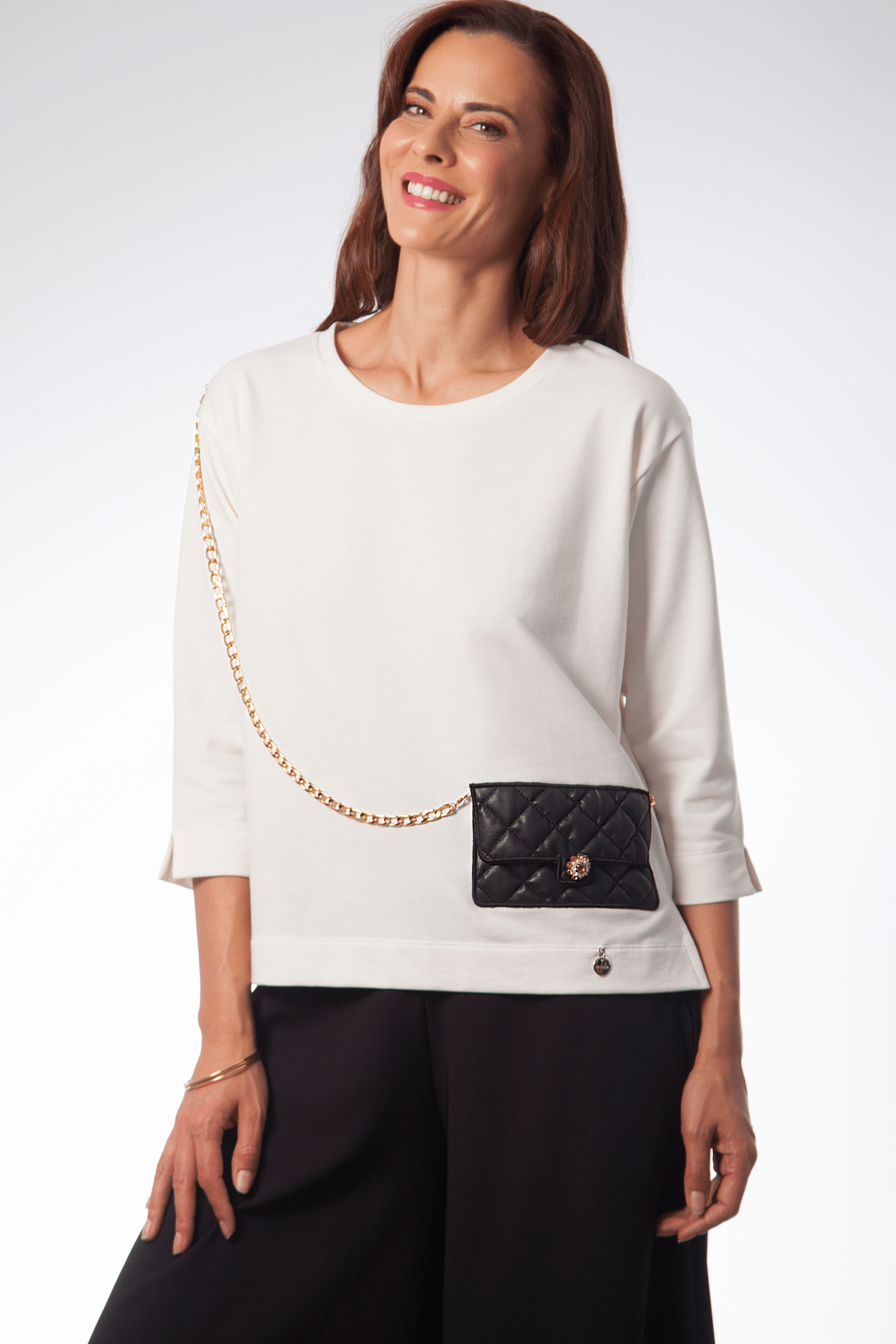 Sudadera blanca con bolso bordado y cadena Lolitas&L - lolitasyl.com