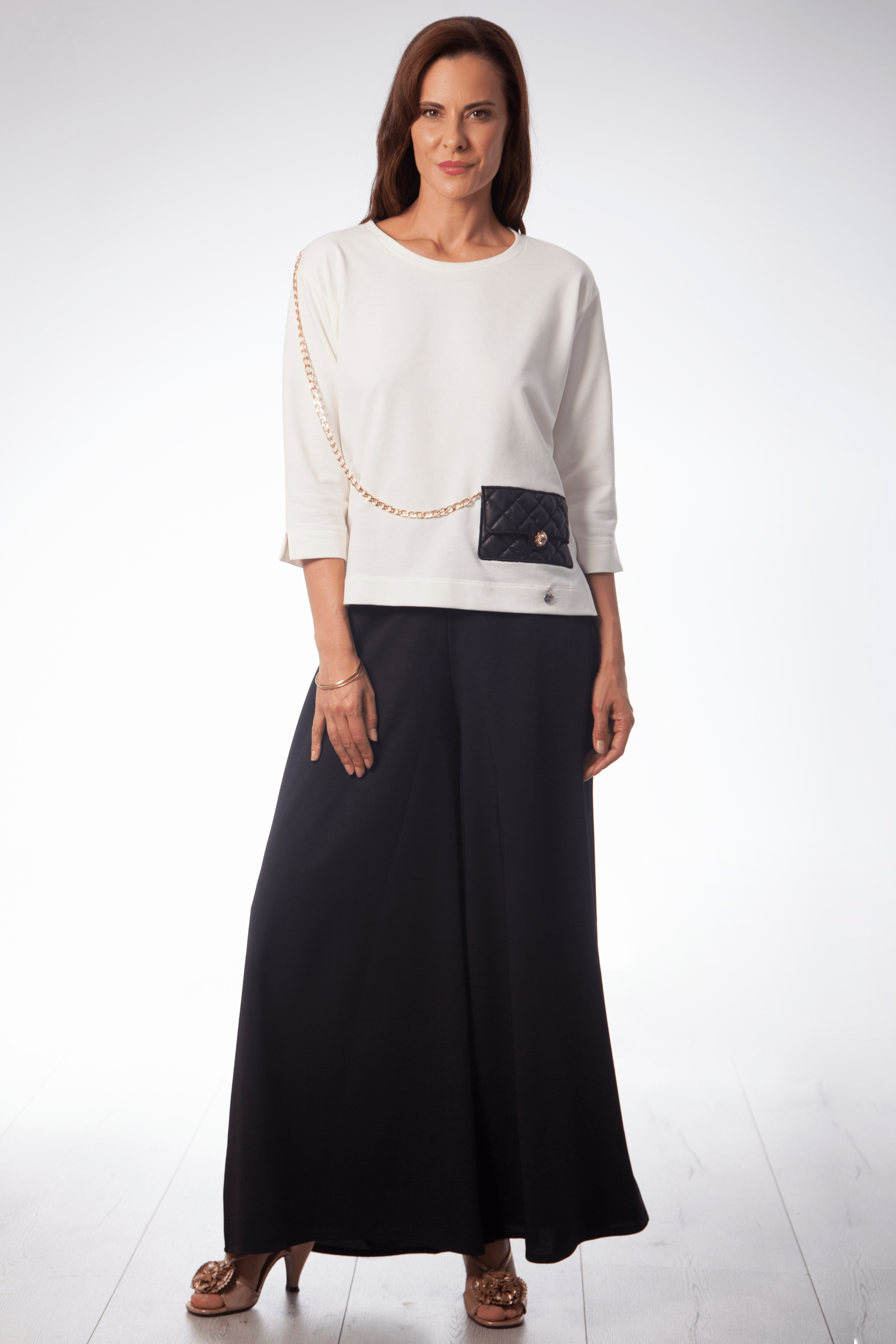 Sudadera blanca con bolso bordado y cadena Lolitas&L - lolitasyl.com