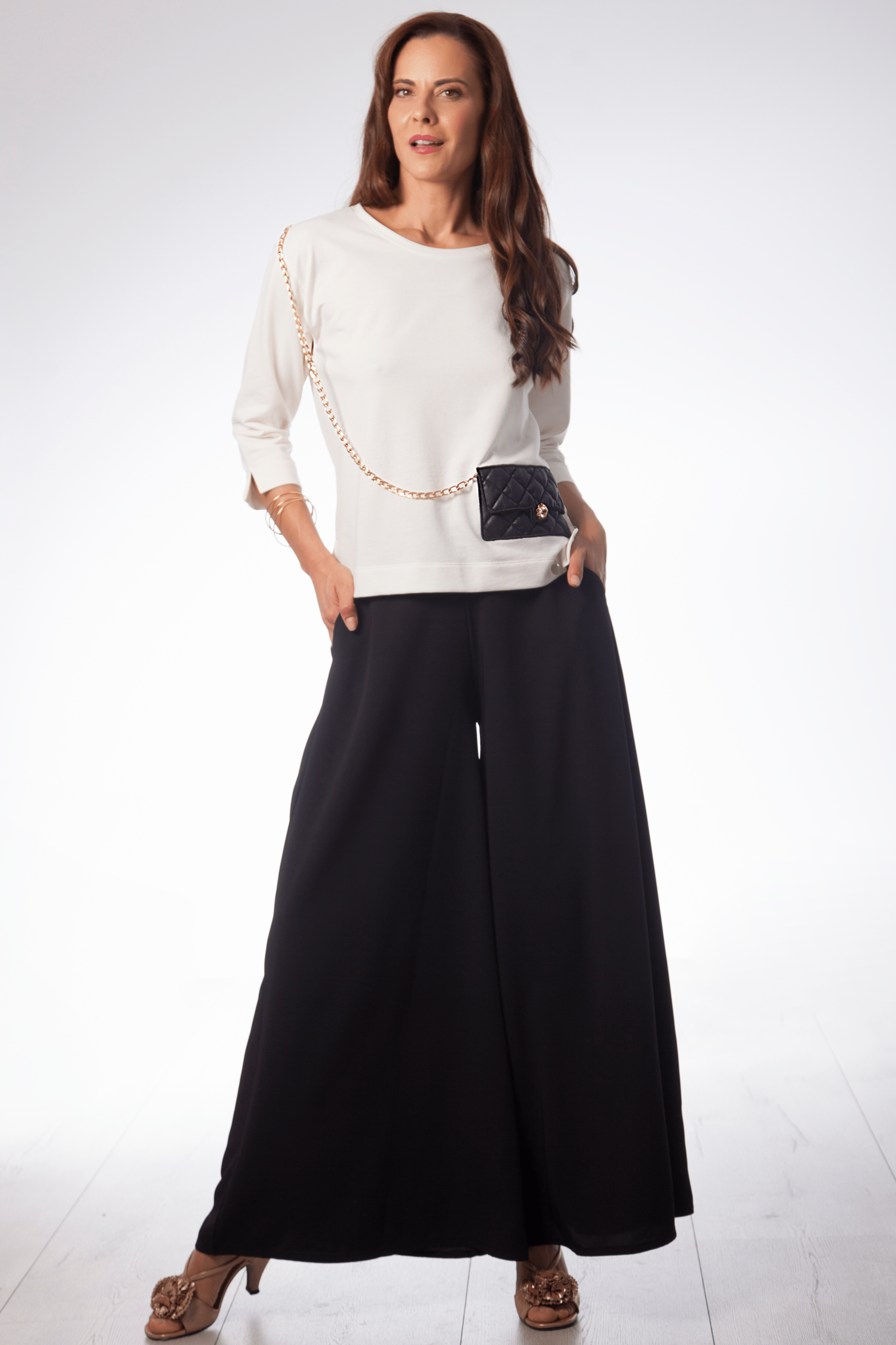 Sudadera blanca con bolso bordado y cadena Lolitas&L - lolitasyl.com