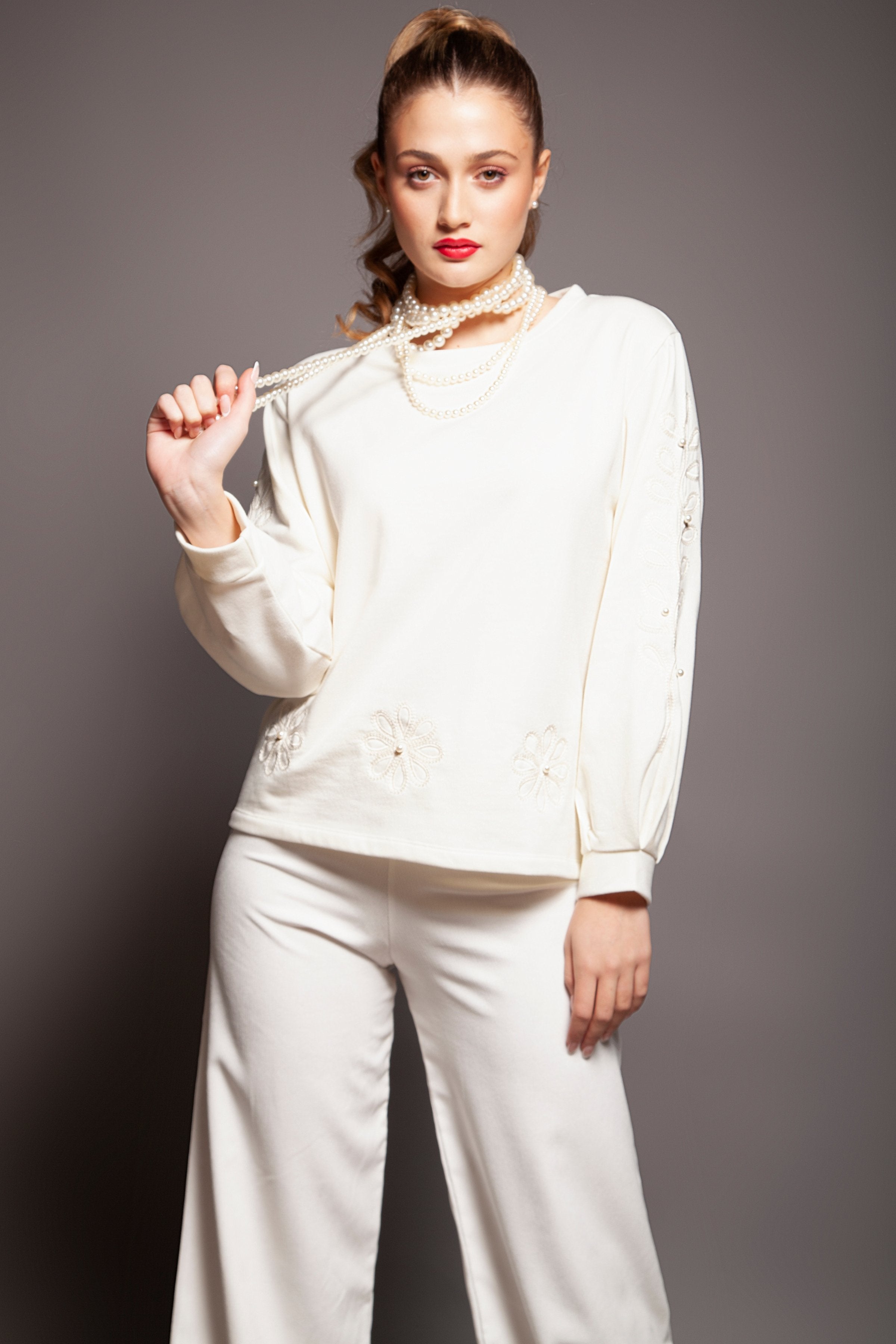 Sudadera blanca con detalle bordado flor en mangas Lolitas&L - lolitasyl.com