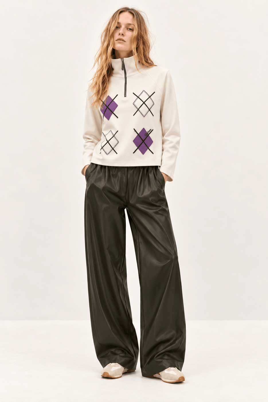 Sudadera de Felpa Blanca con Cuello Chimenea y Bordado de Rombos – Lolitas&L - lolitasyl.com