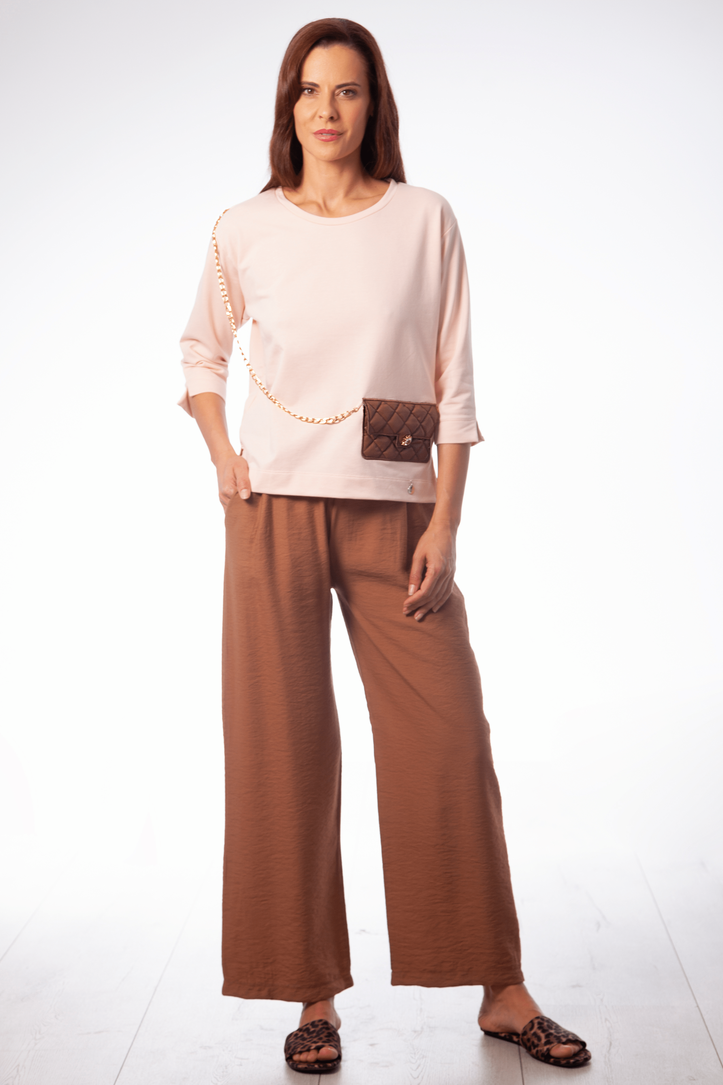 Sudadera rosa con bolso bordado y cadena Lolitas&L - lolitasyl.com