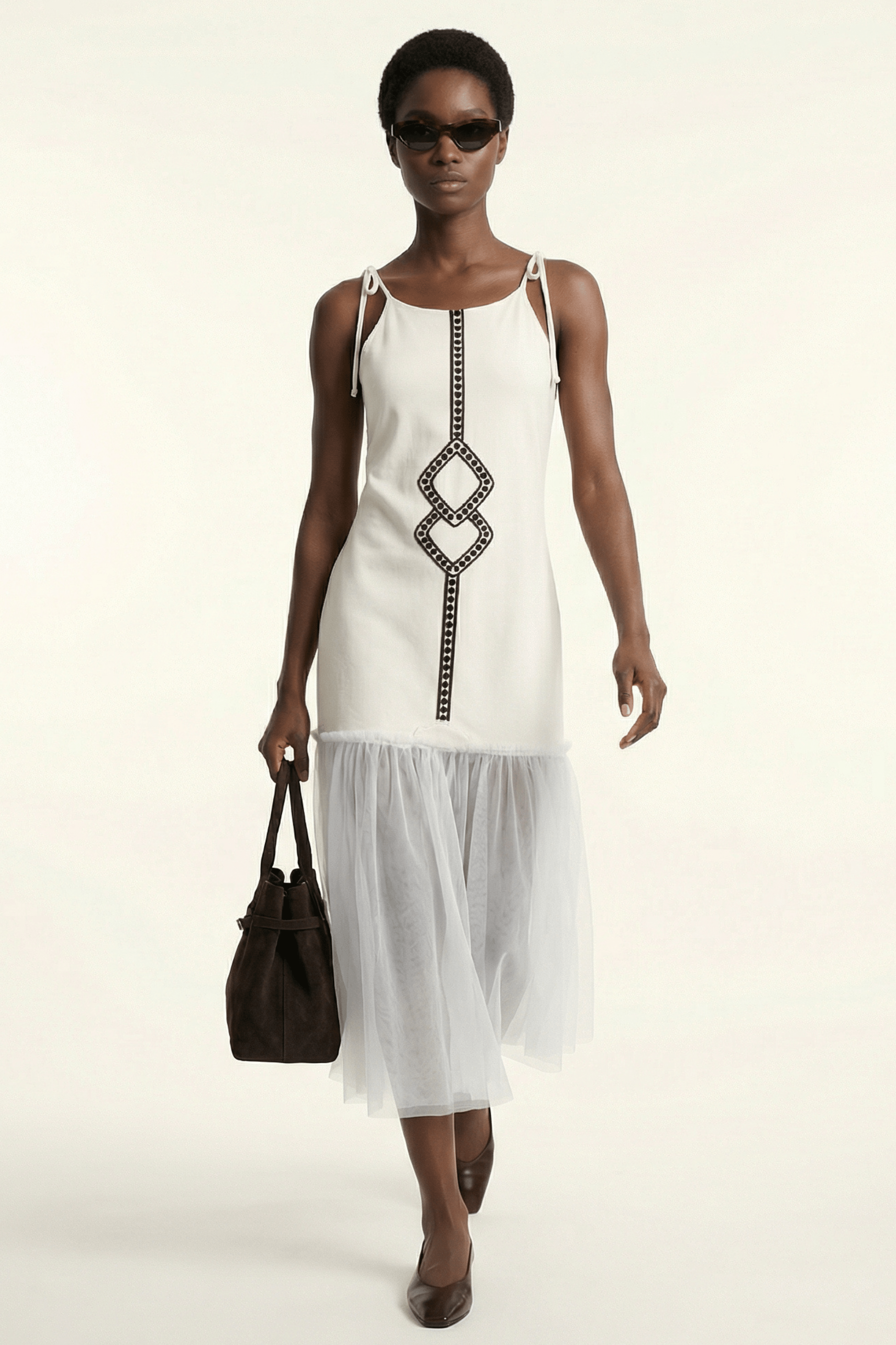 Vestido blanco de tirantes con bordado cenefa en contraste Lolitas&L - lolitasyl.com