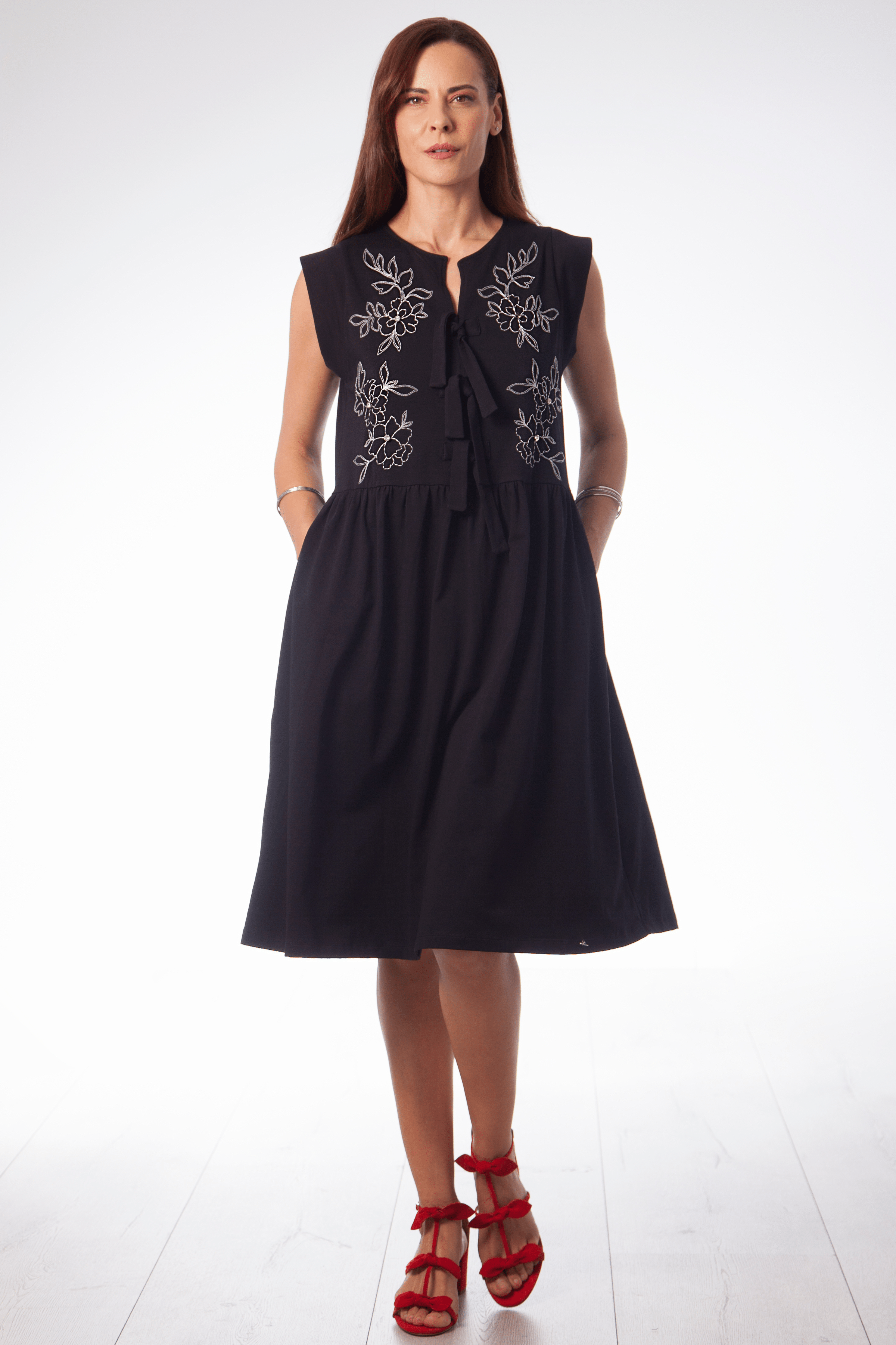 Vestido negro bordado flor en contraste con lazos Lolitas&L - lolitasyl.com