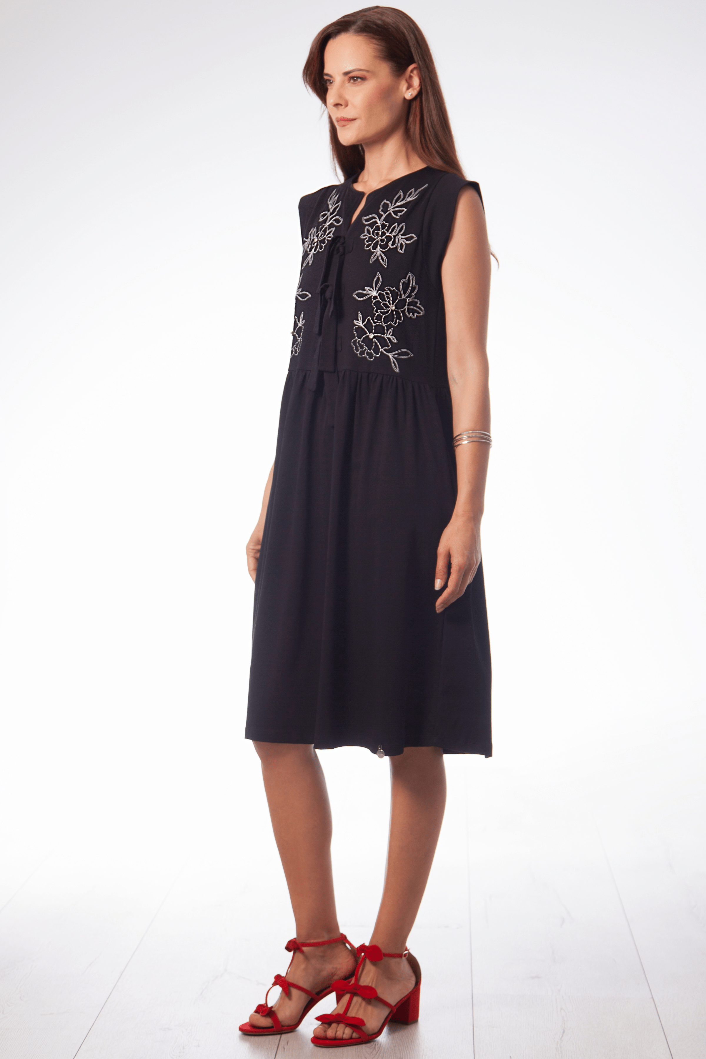 Vestido negro bordado flor en contraste con lazos Lolitas&L - lolitasyl.com