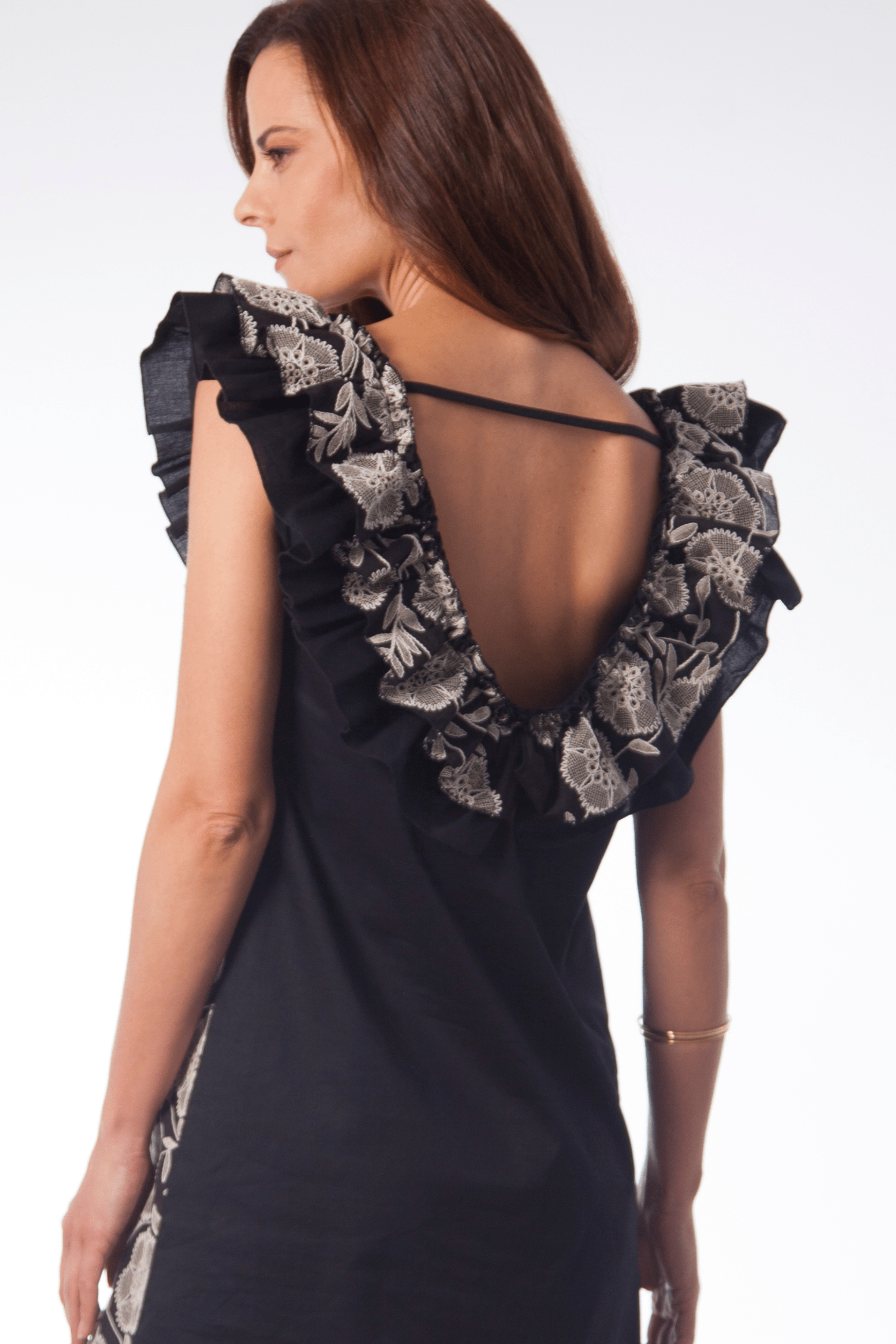 Vestido negro bordado grogre con volante en el escote Lolitas&L - lolitasyl.com