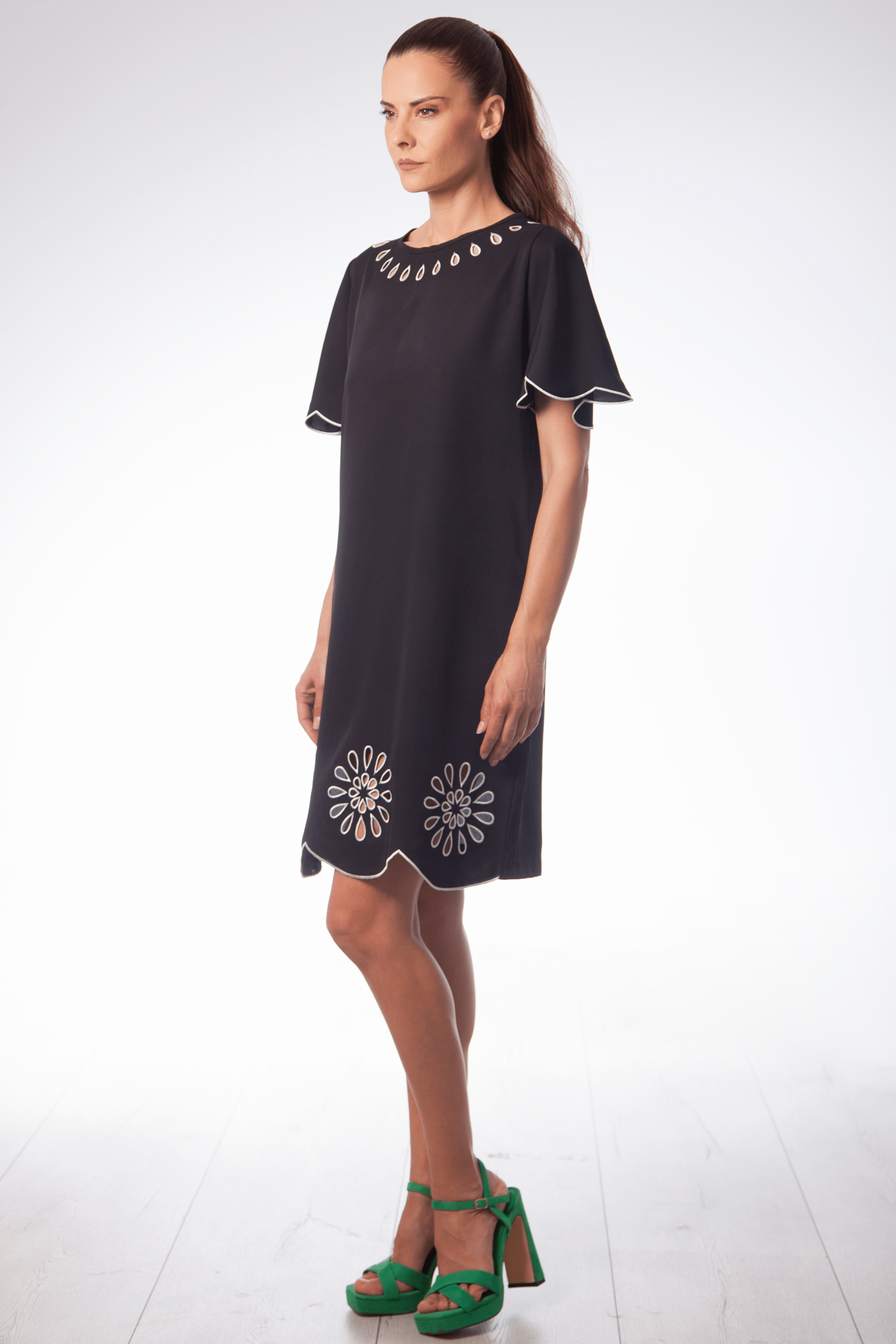 Vestido negro con bordado calado en contraste Lolitas&L - lolitasyl.com