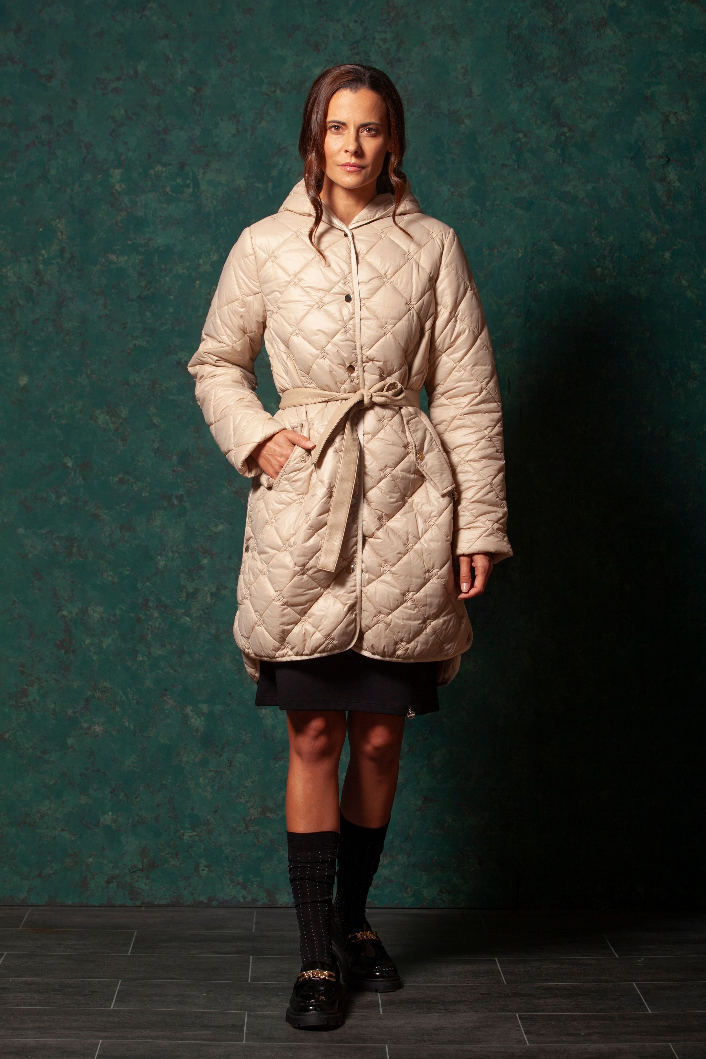 Abrigo beige largo guateado con capucha y cinturon LolitasyL - lolitasyl.com