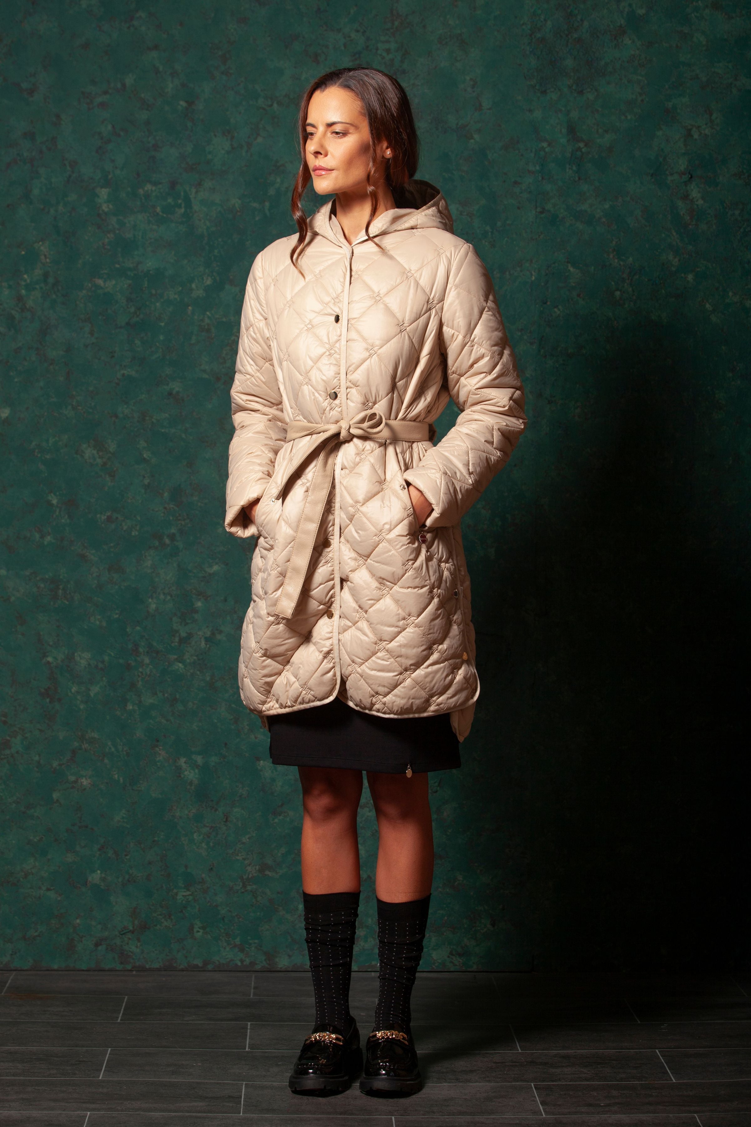 Abrigo beige largo guateado con capucha y cinturon LolitasyL - lolitasyl.com